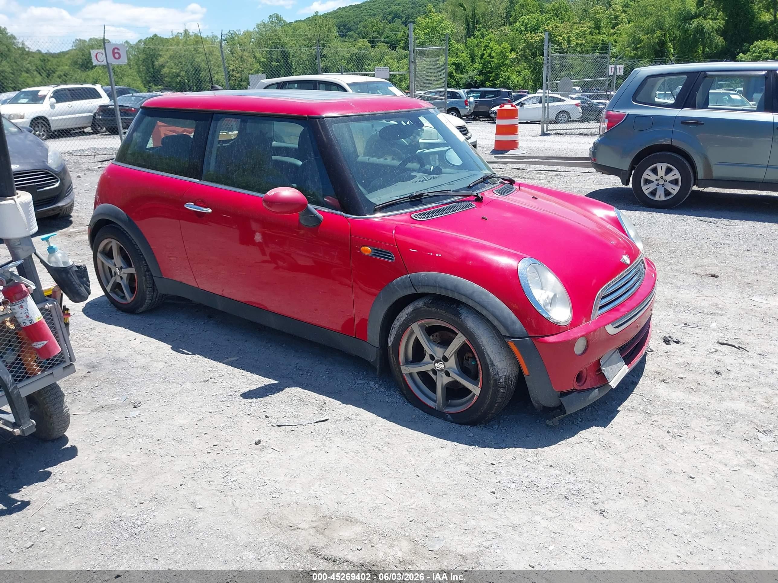 2005 MINI Hardtop, VIN WMWRC33585TK61029 — Перед