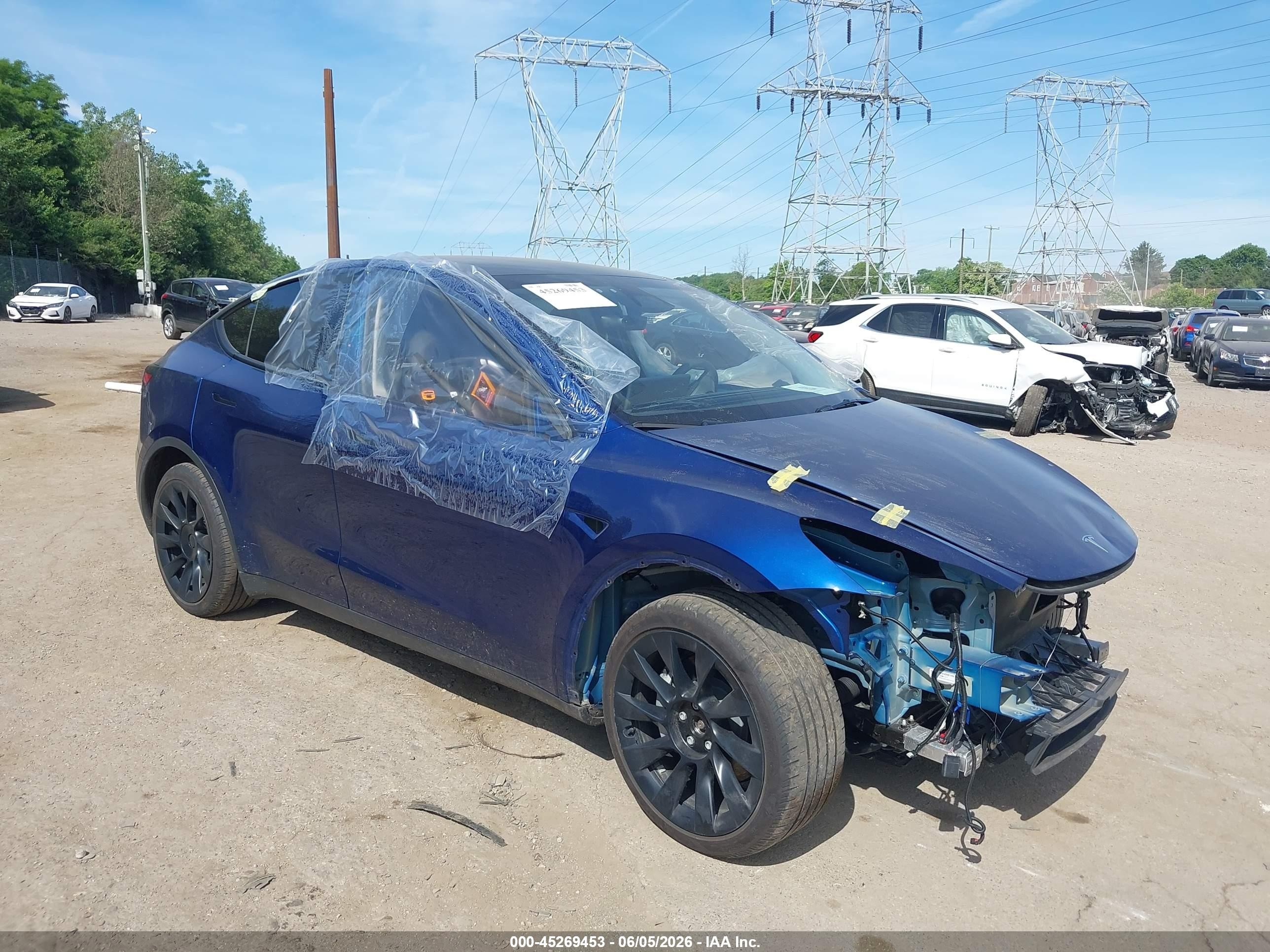 2024 Tesla Model Y Long Range, VIN 7SAYGDEE6RA227833 — Front end