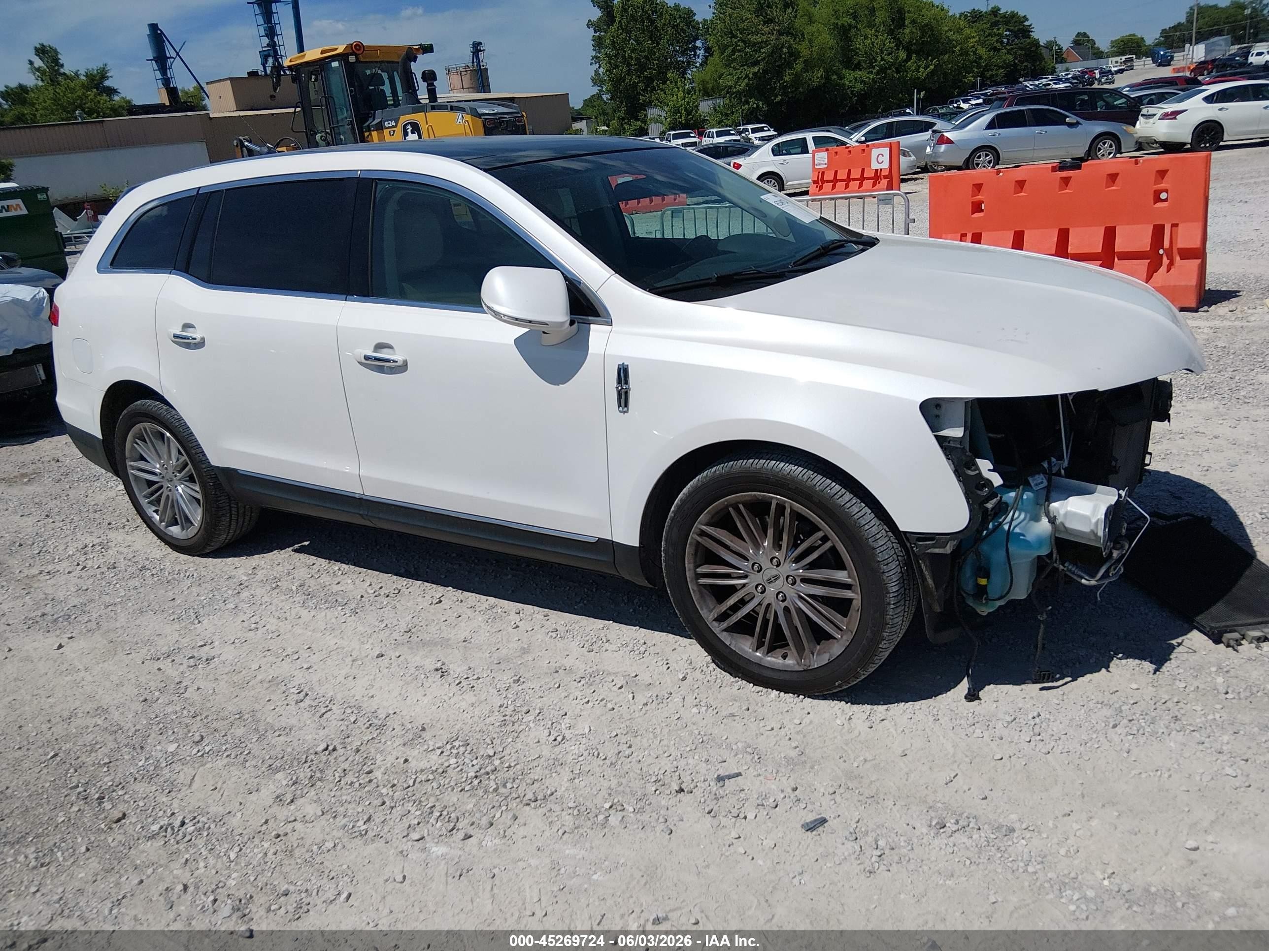 2016 Lincoln MKT EcoBoost, VIN 2LMHJ5AT2GBL01335 — Front end
