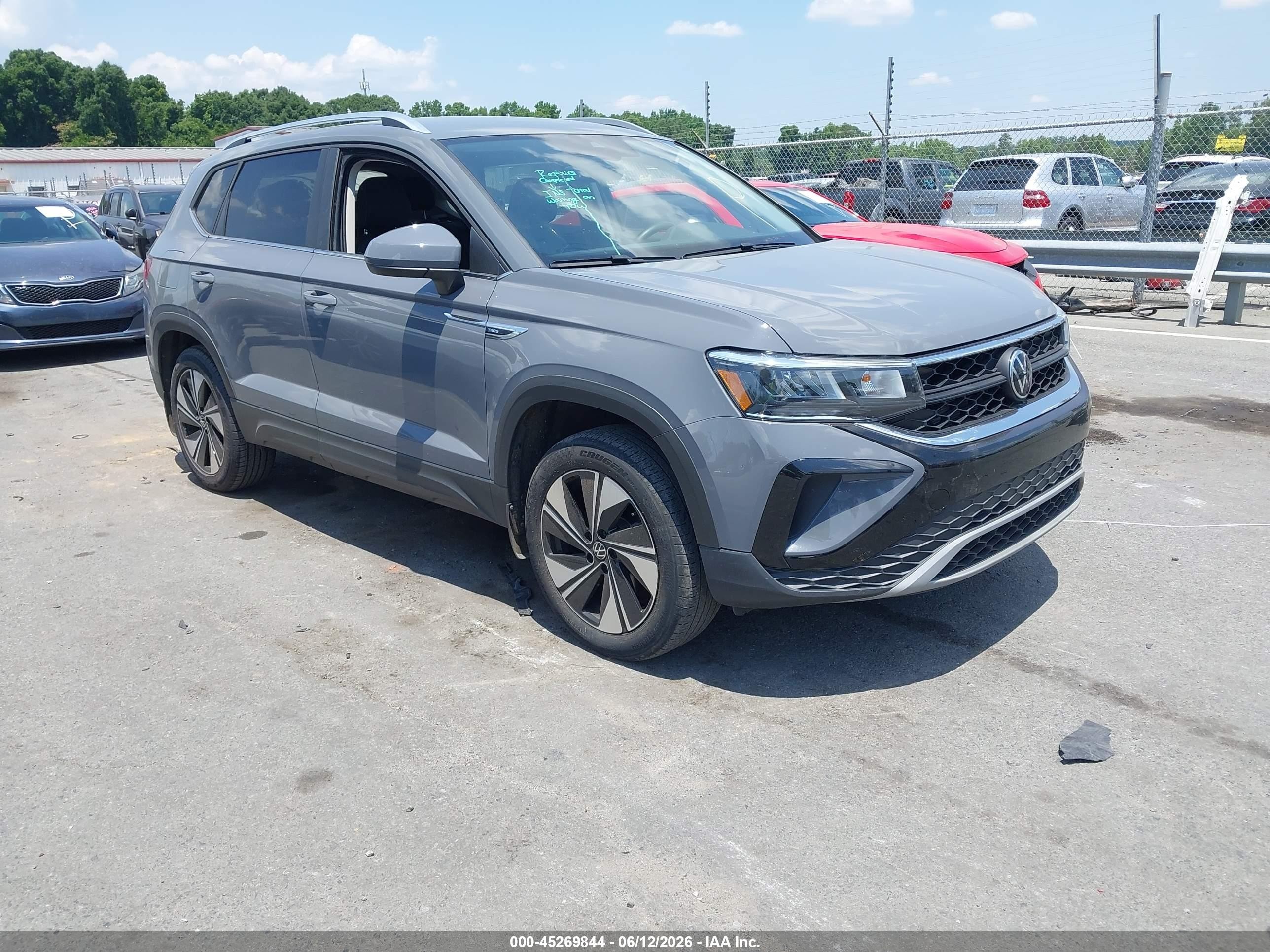 2024 Volkswagen Taos SE, VIN 3VVUX7B25RM030482 — Front end