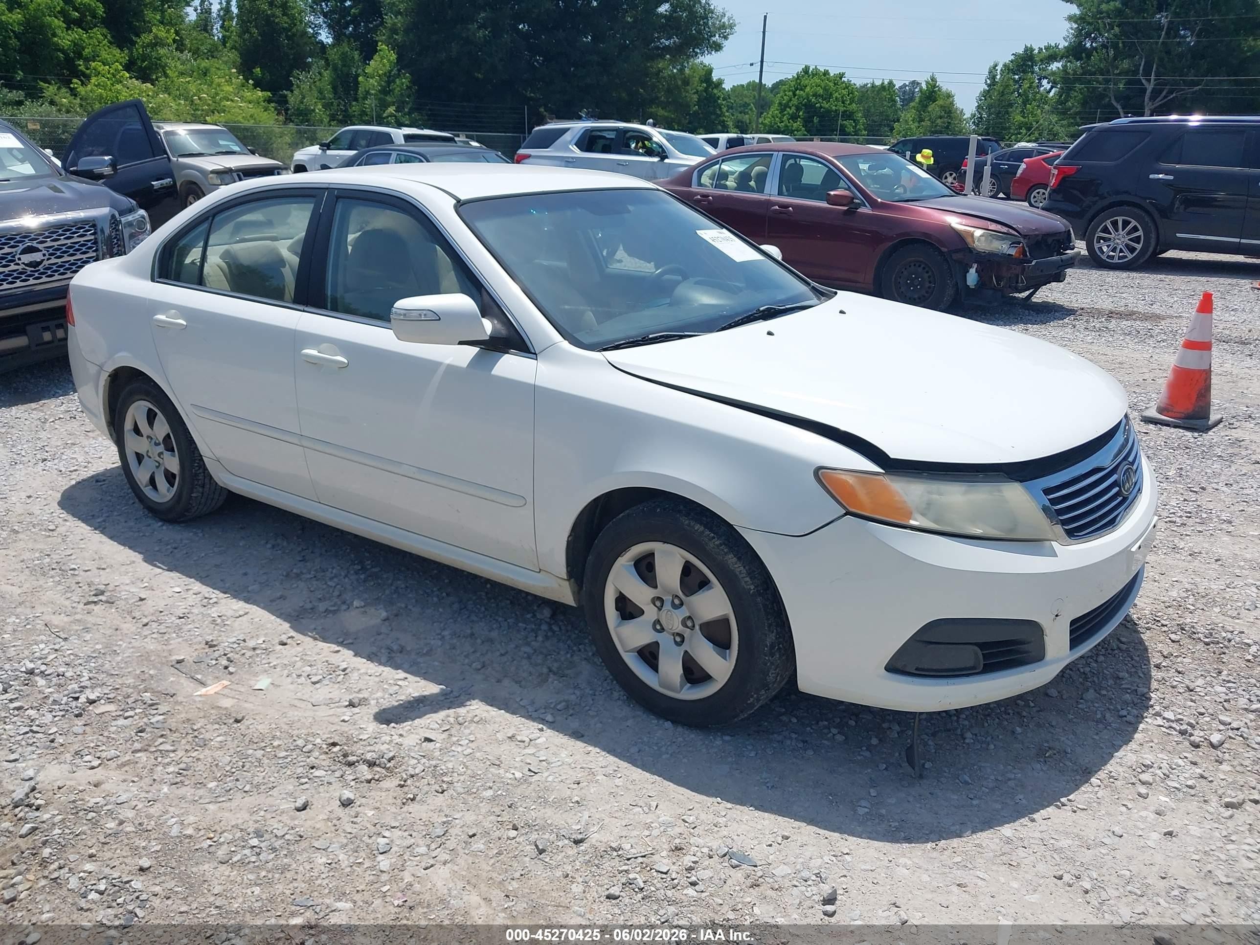 2009 Kia Optima LX, VIN KNAGE228995357348 — Перед