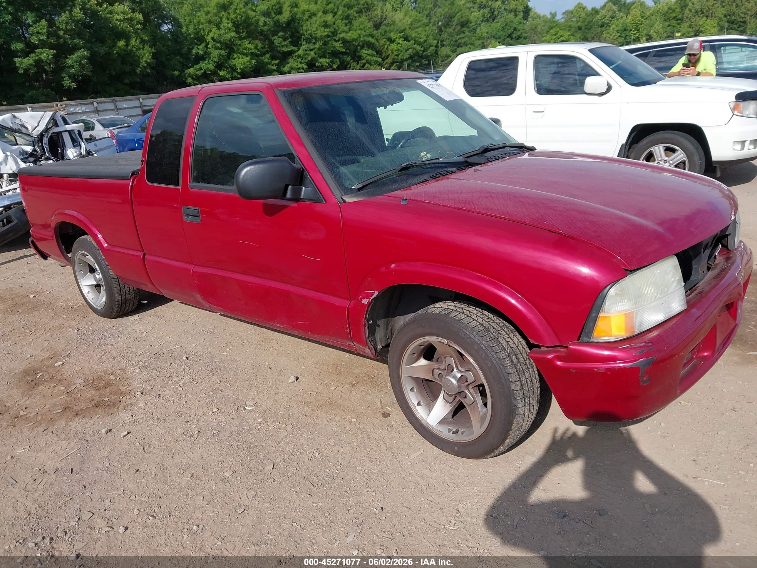 2003 GMC Sonoma SLS, VIN 1GTCS19X838272198 — Front end