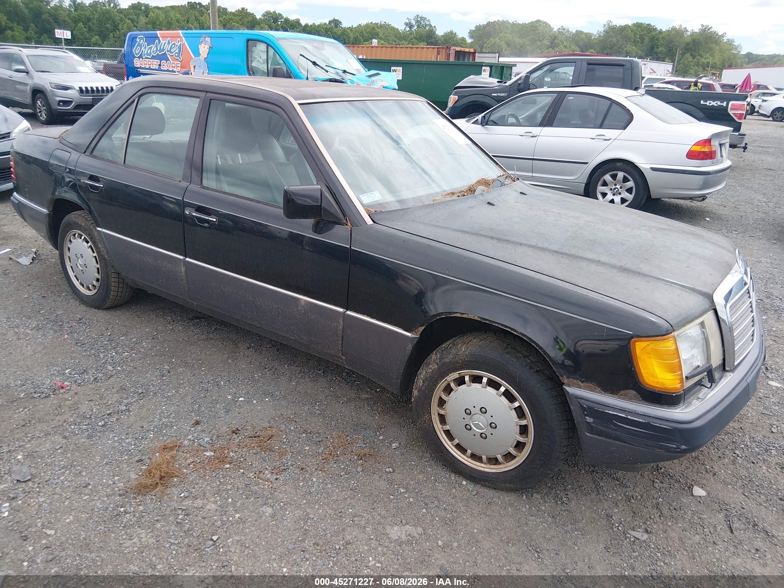 1993 Mercedes-Benz 300, VIN WDBED30E3PB869566 — Normal wear