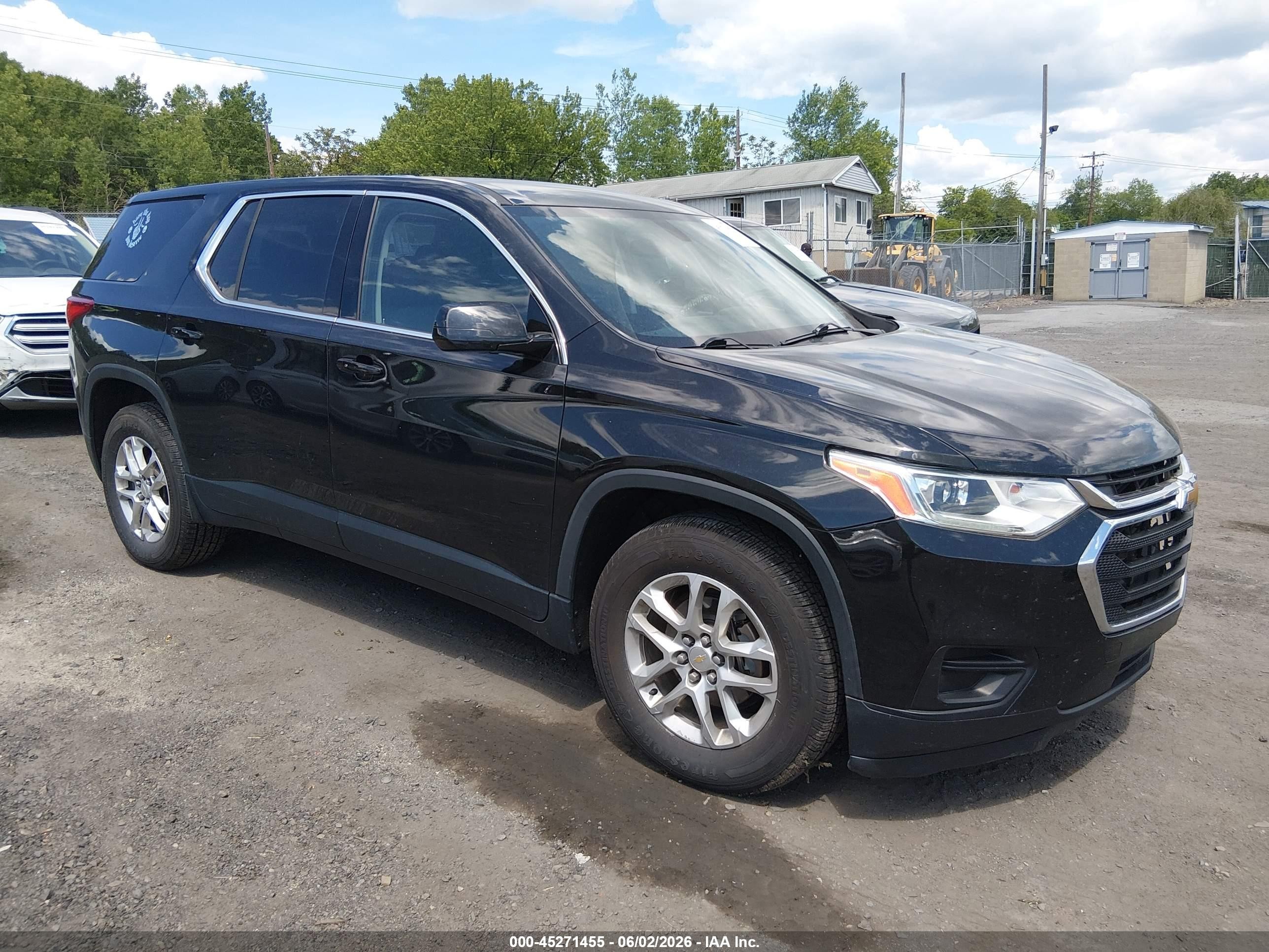 2019 Chevrolet Traverse LS, VIN 1GNEVFKW3KJ302169 — Front end