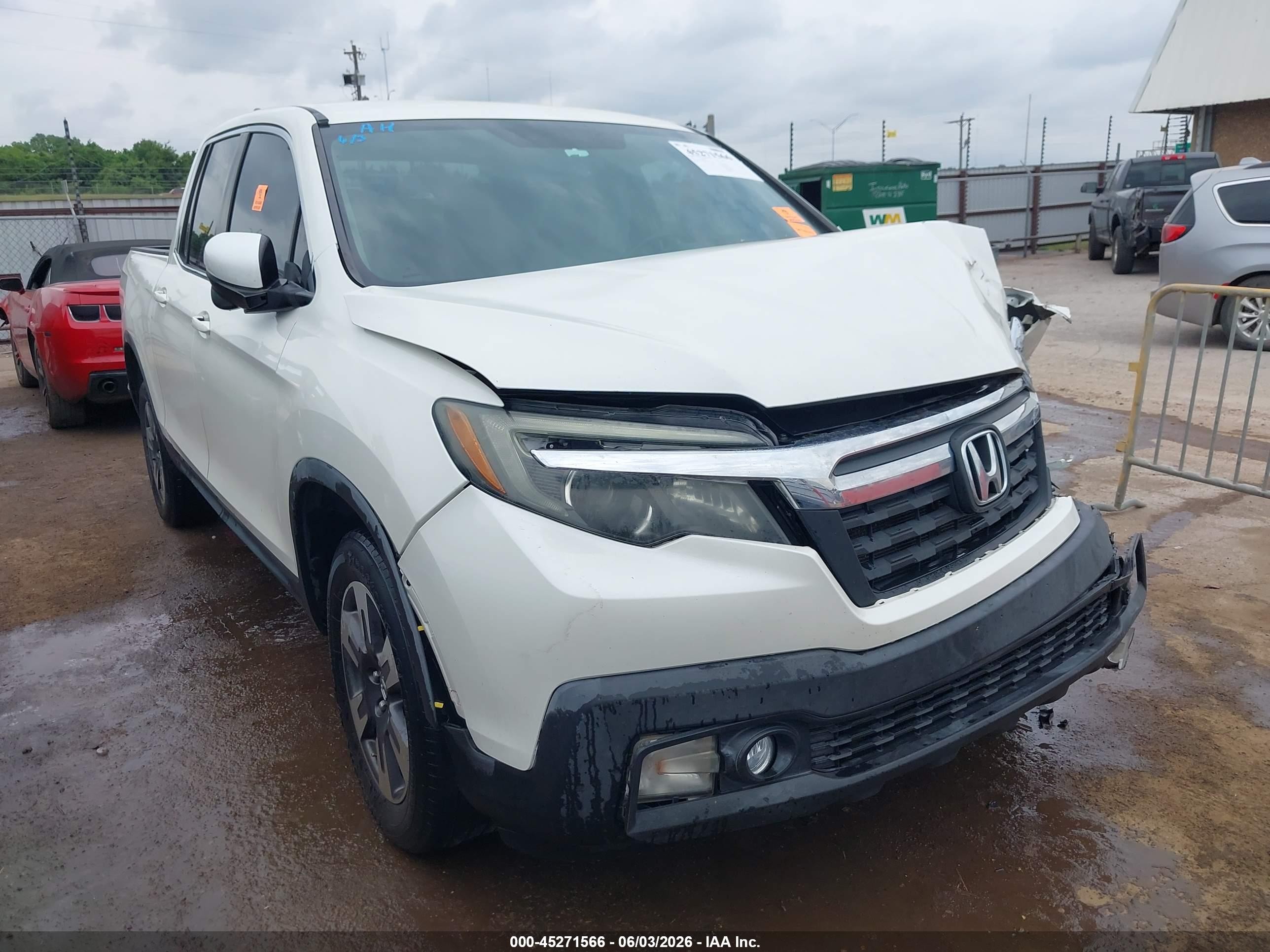 2017 Honda Ridgeline RTL-T, VIN 5FPYK3F66HB006996 — Front end