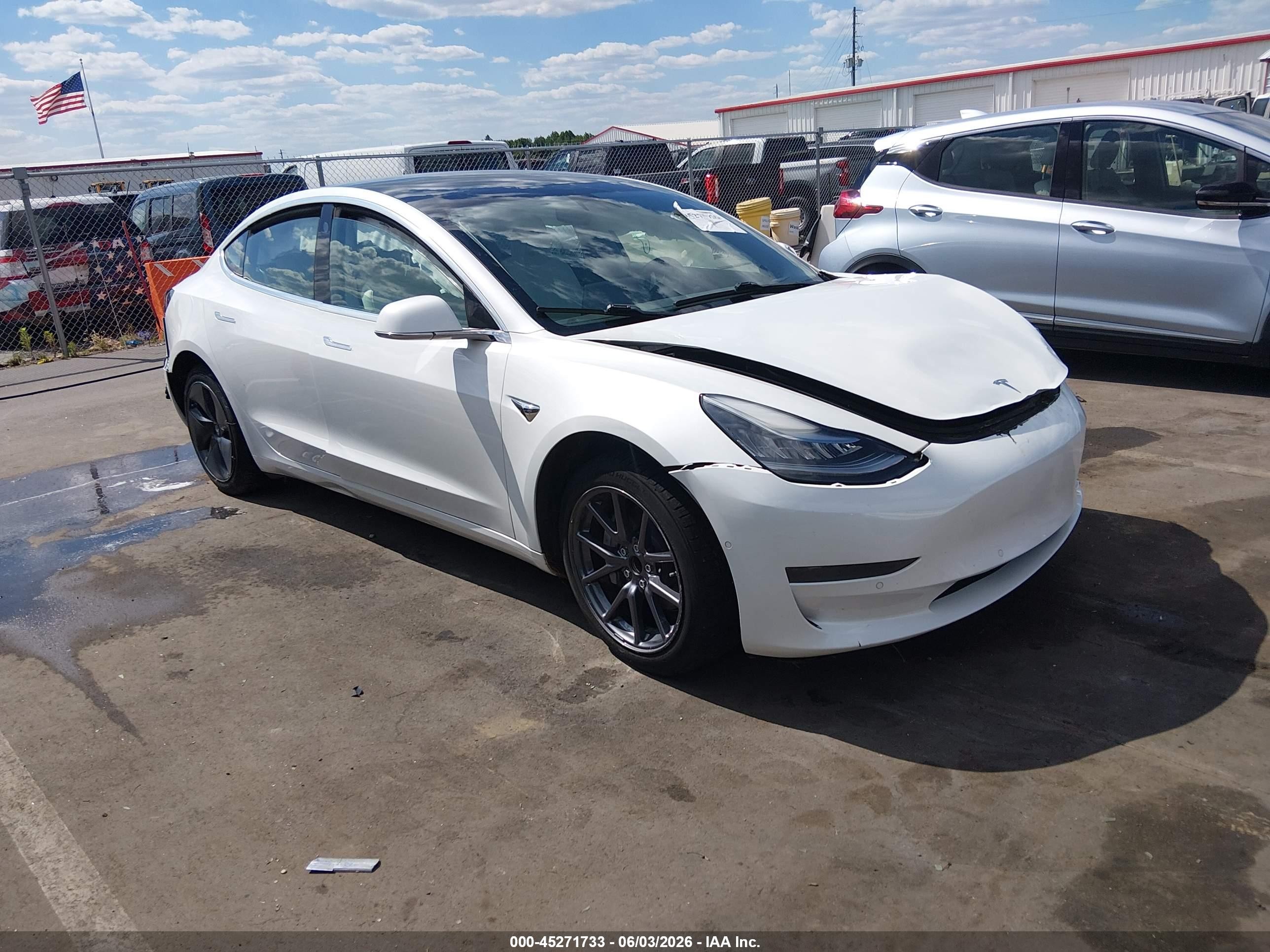 2020 Tesla Model 3 Standard Range Plus, VIN 5YJ3E1EA2LF797878 — Перед