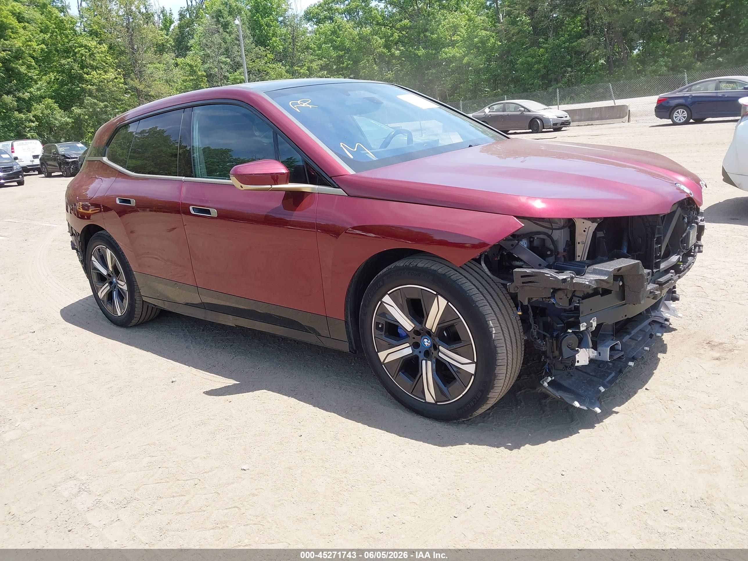 2023 BMW iX xDrive50, VIN WB523CF09PCM41171 — Перед