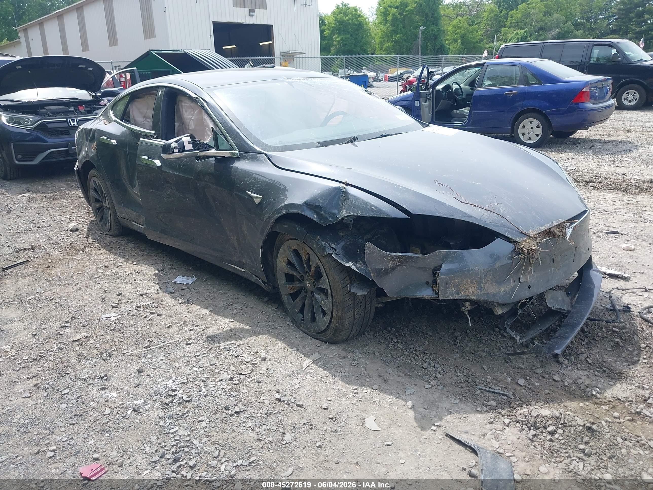 2019 Tesla Model S 75D, VIN 5YJSA1E26KF308915 — Side