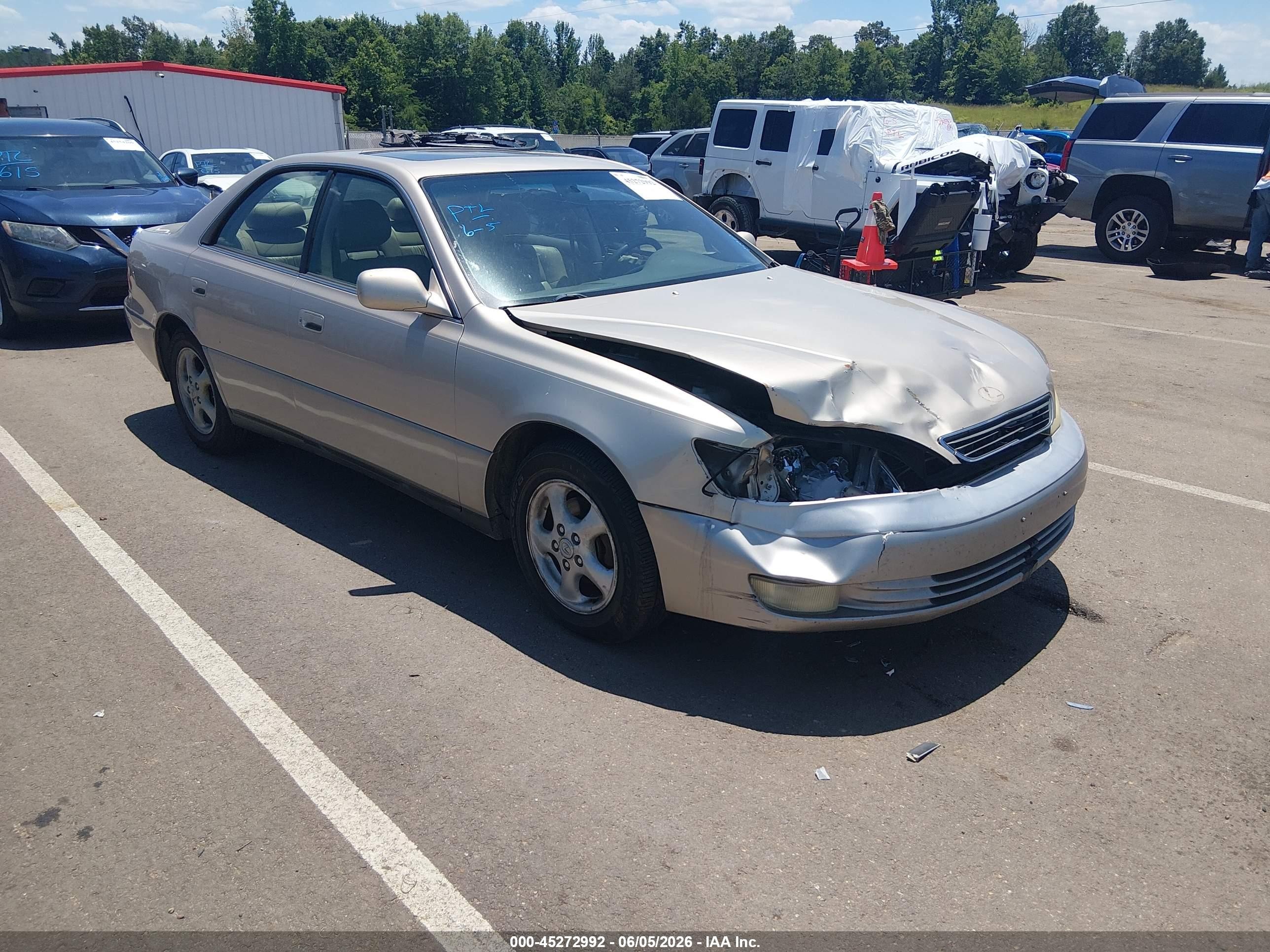 1998 Lexus ES 300, VIN JT8BF28G8W0108877 — Front end