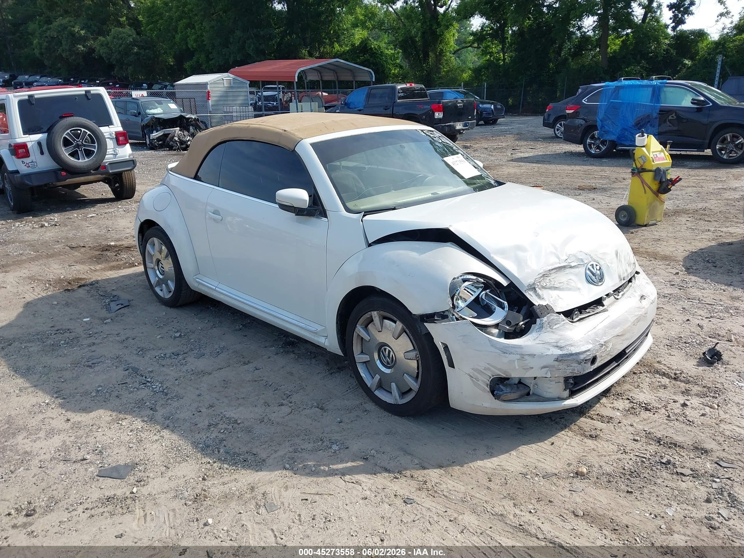 2014 Volkswagen Beetle 2.5L, VIN 3VW5P7AT8EM801036 — Front end