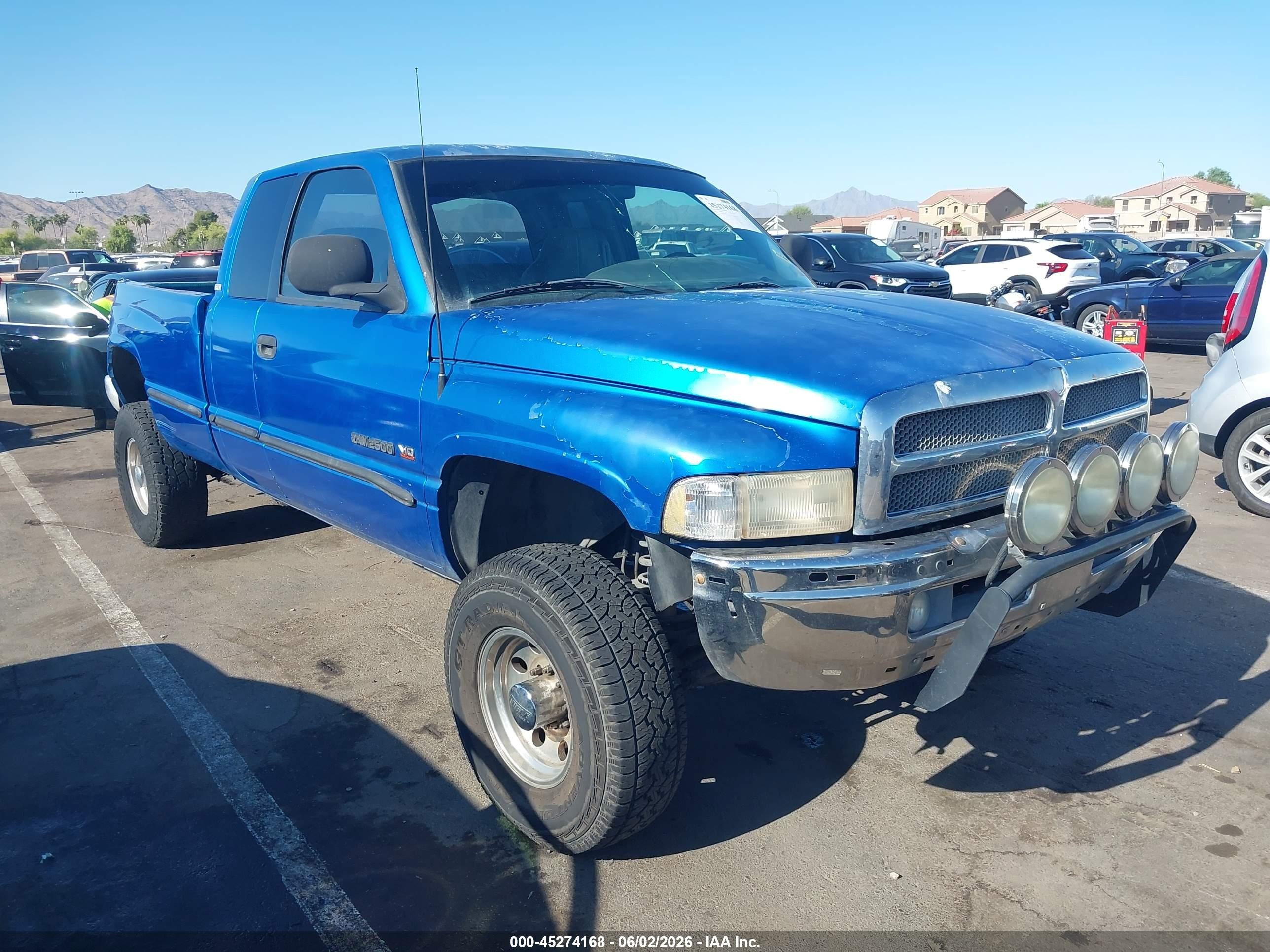 1998 Dodge 2500, VIN 1B7KF23W9WJ124743 — Зад