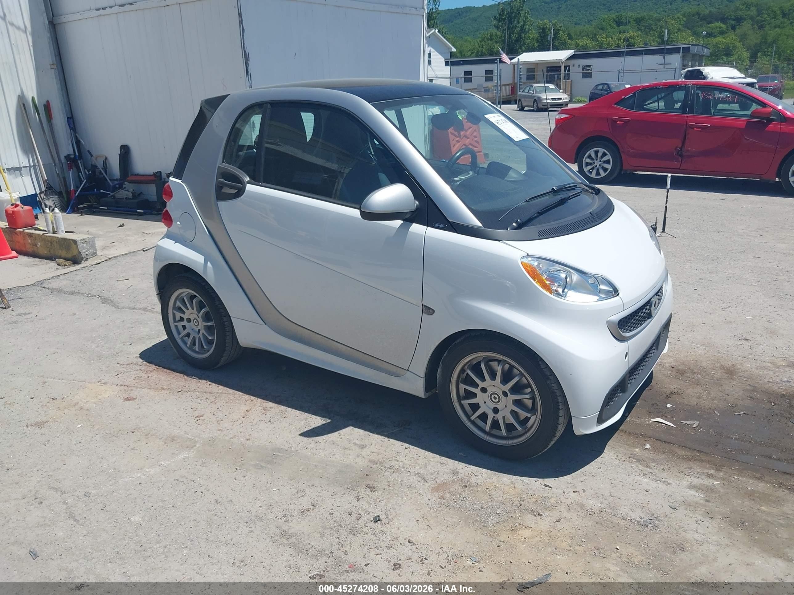 2013 Smart fortwo Pure, VIN WMEEJ3BA7DK586394 — Зад