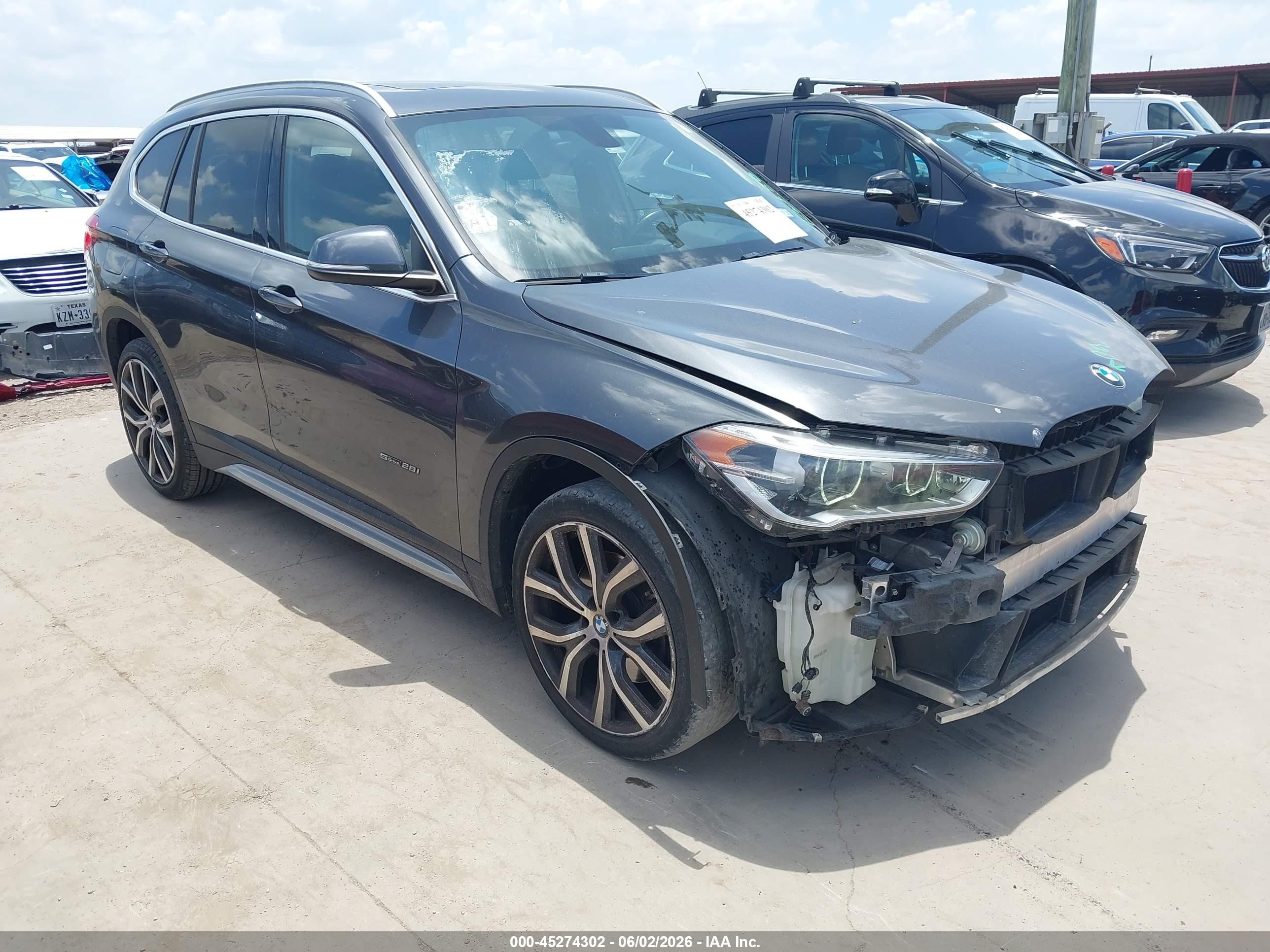 2017 BMW X1 sDrive28i, VIN WBXHU7C31H5H37699 — Перед