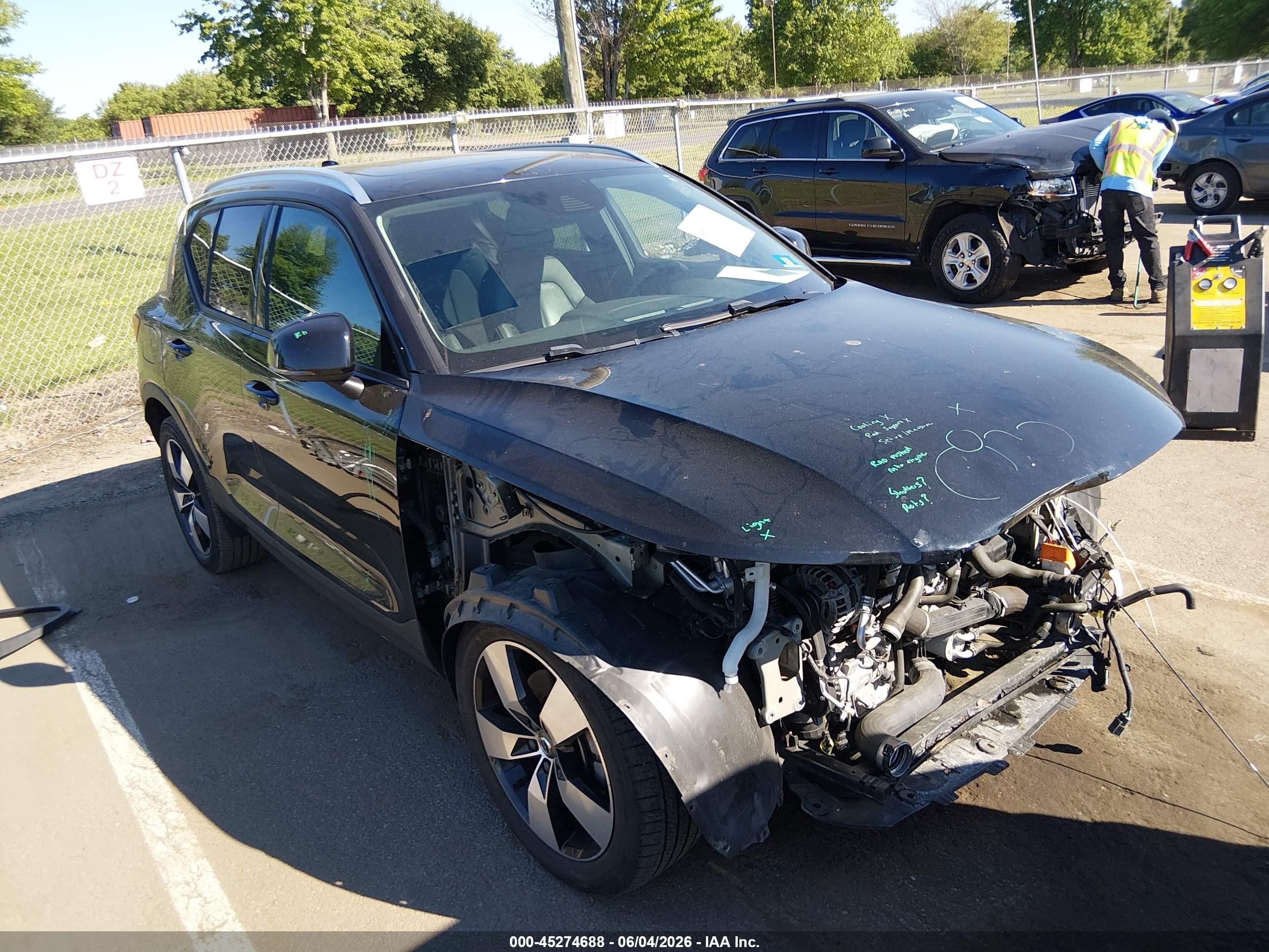 2020 Volvo XC40 Momentum, VIN YV4162UKXL2256212 — Front end