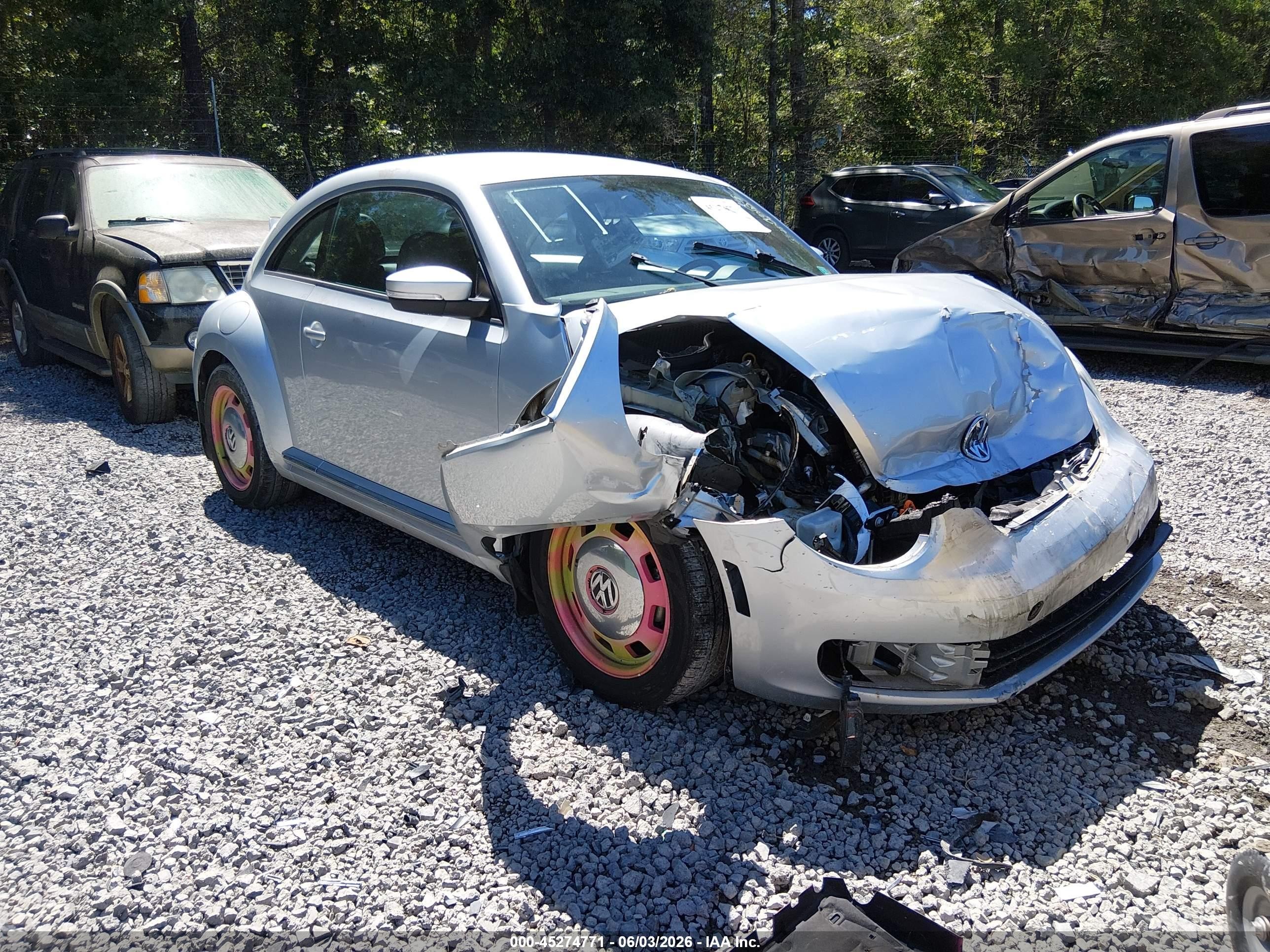 2015 Volkswagen Beetle 1.8T, VIN 3VWJ07AT1FM617304 — Front end