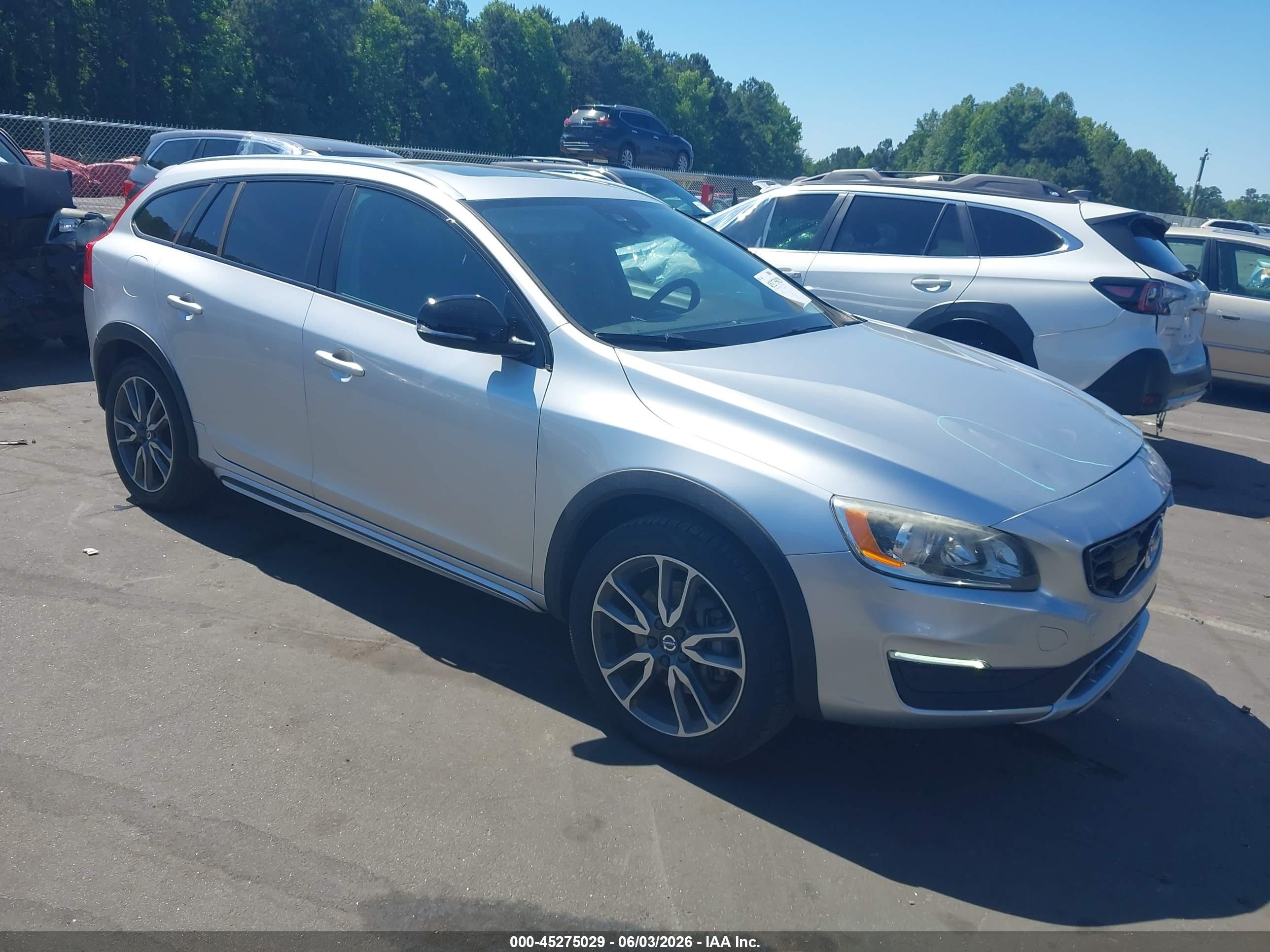 2017 Volvo V60, VIN YV440MWK4H1037900 — Перед
