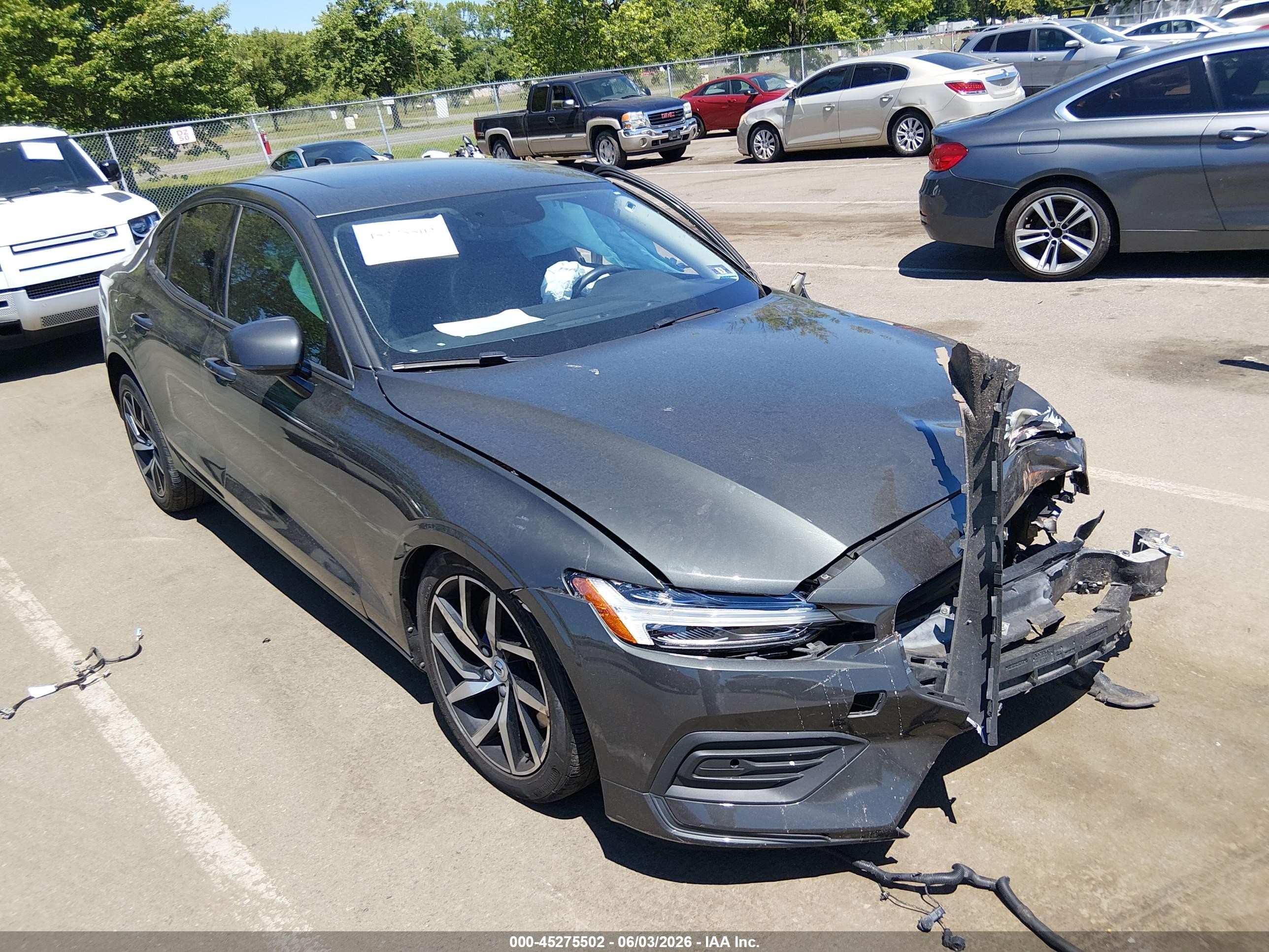 2019 Volvo S60 Momentum, VIN 7JRA22TK8KG007393 — Front end