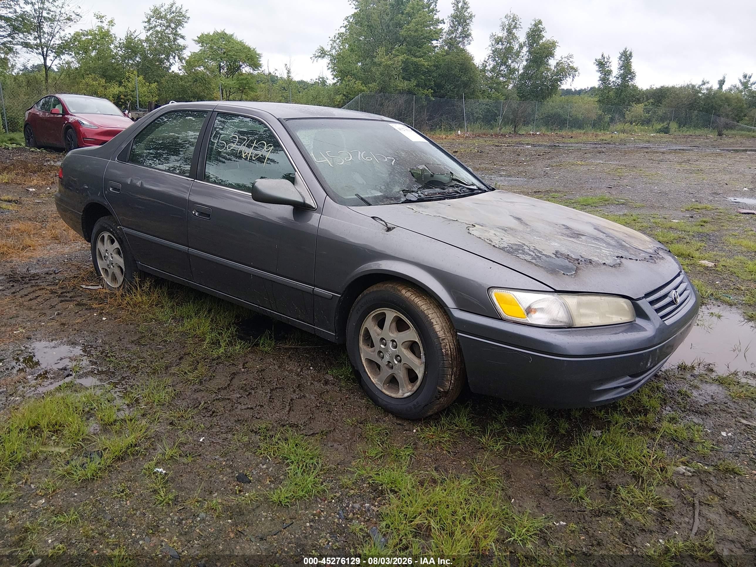 1998 Toyota Camry XLE, VIN 4T1BF28KXWU049048 — Engine fire
