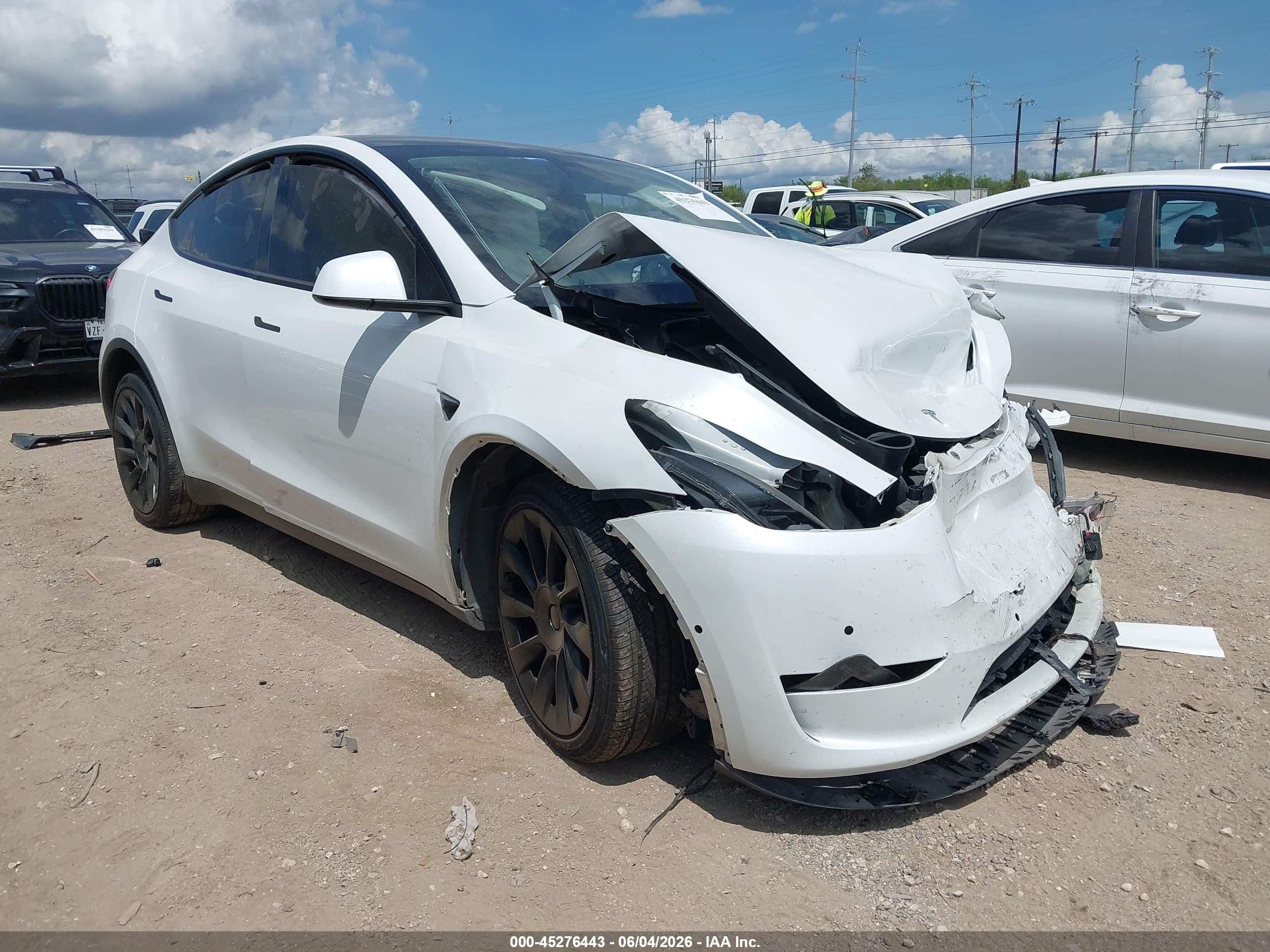 2021 Tesla Model Y Long Range, VIN 5YJYGDEE4MF305325 — Front end