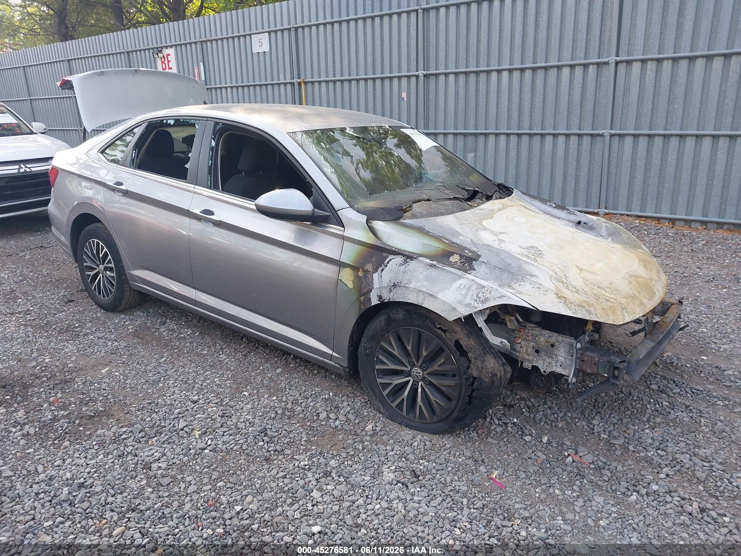2021 Volkswagen Jetta S, VIN 3VWC57BU8MM100354 — Пожар в моторном отсеке