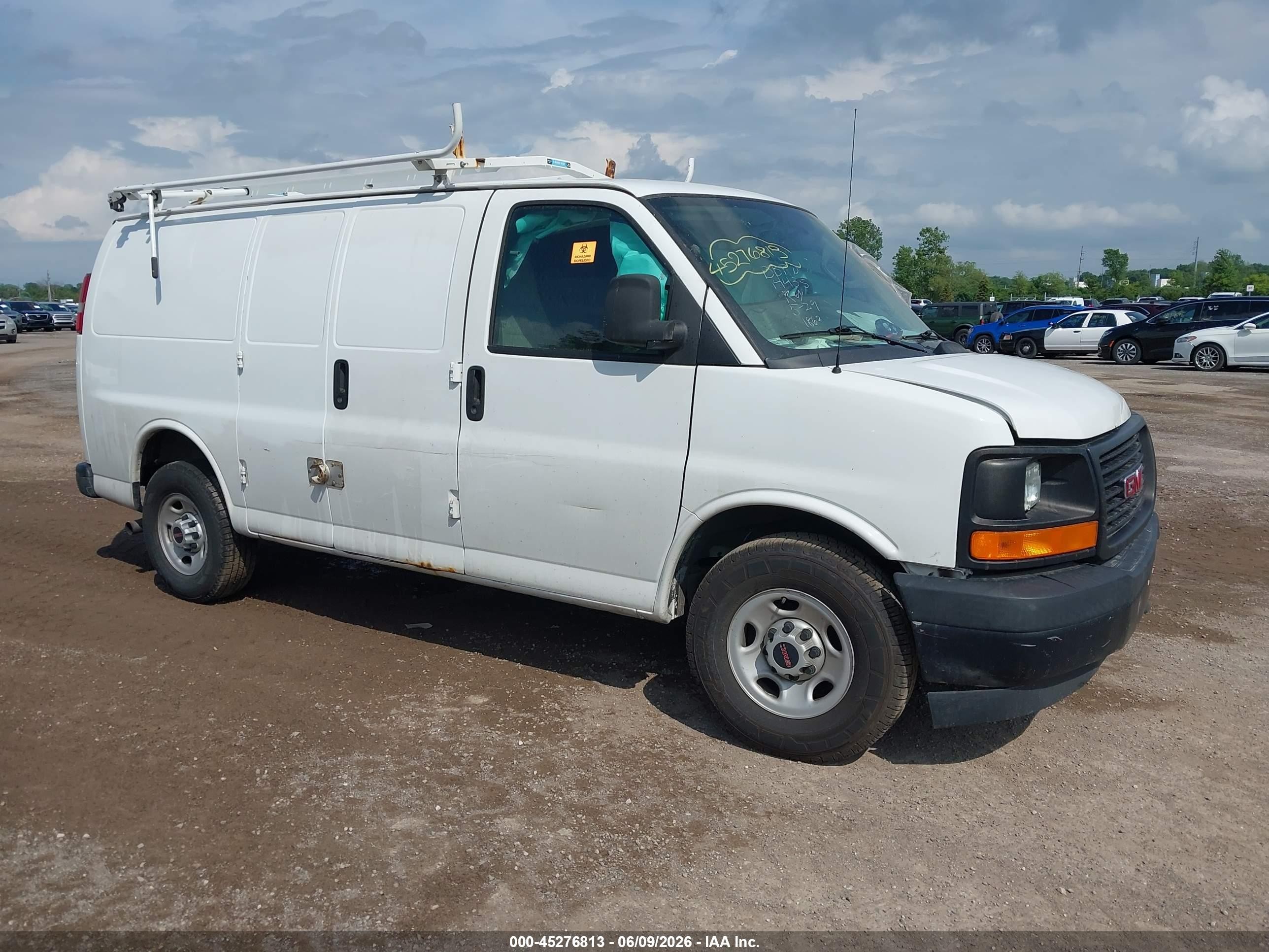 2017 GMC Savana Cargo, VIN 1GTW7AFF2H1101862 — Front end