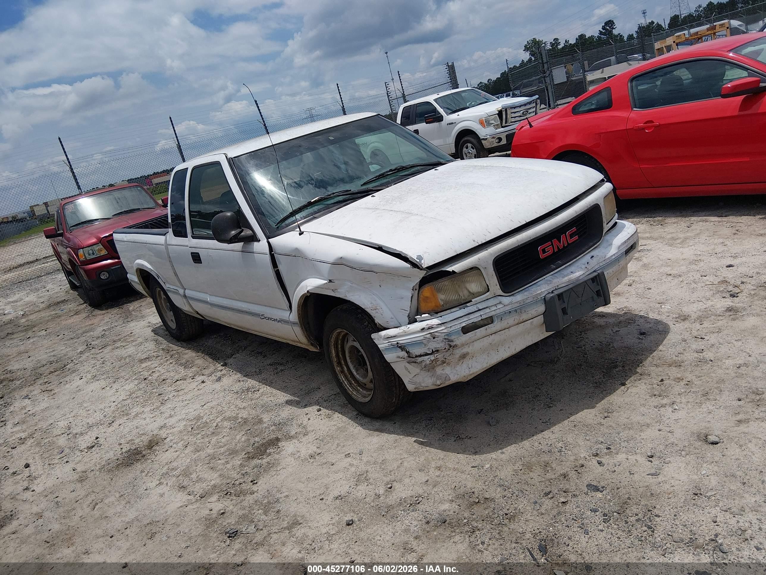 1996 GMC Sonoma SLS, VIN 1GTCS19X6T8505589 — Front end