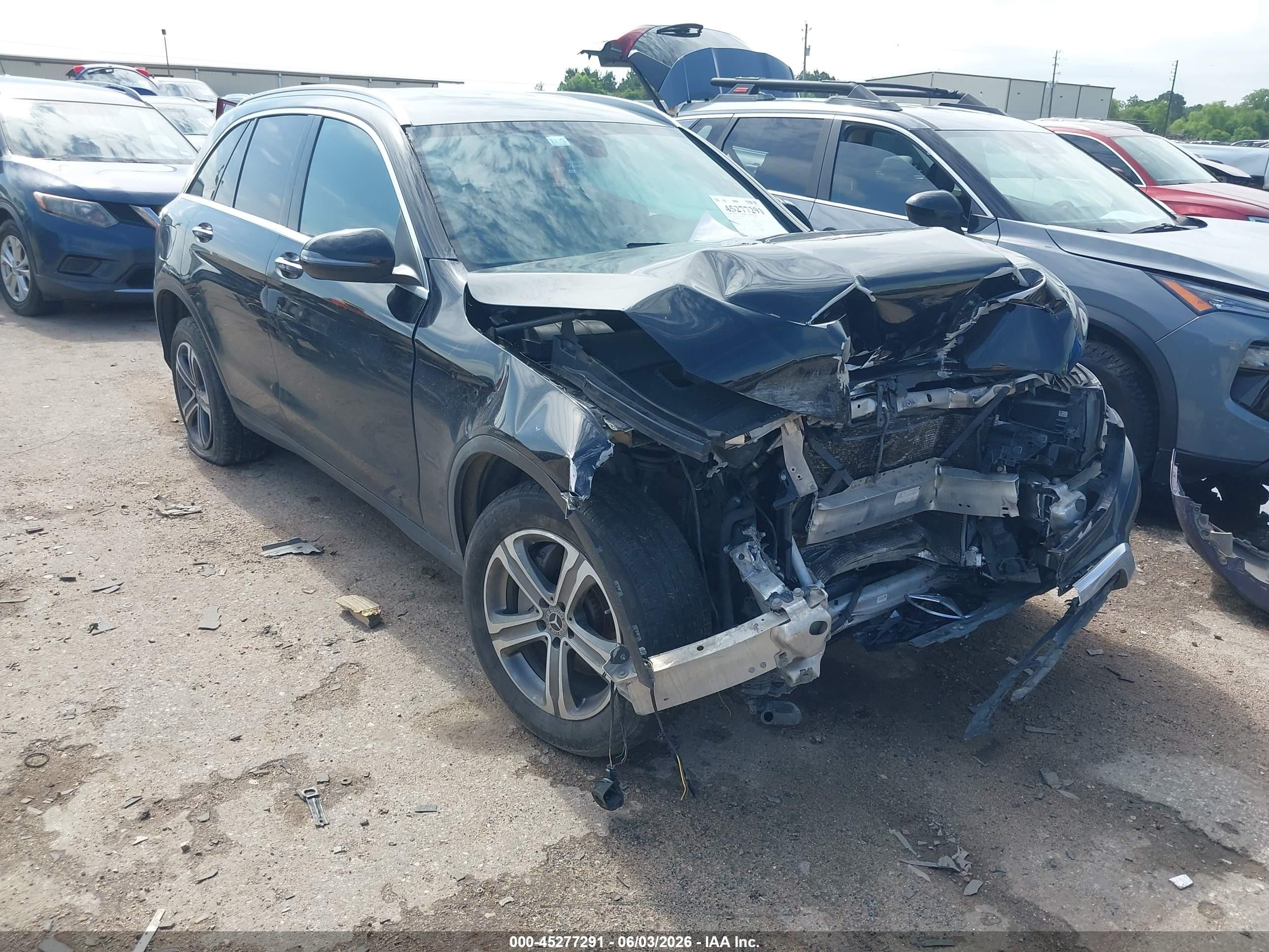 2019 Mercedes-Benz GLC 300, VIN WDC0G4JB2KV164417 — Front end