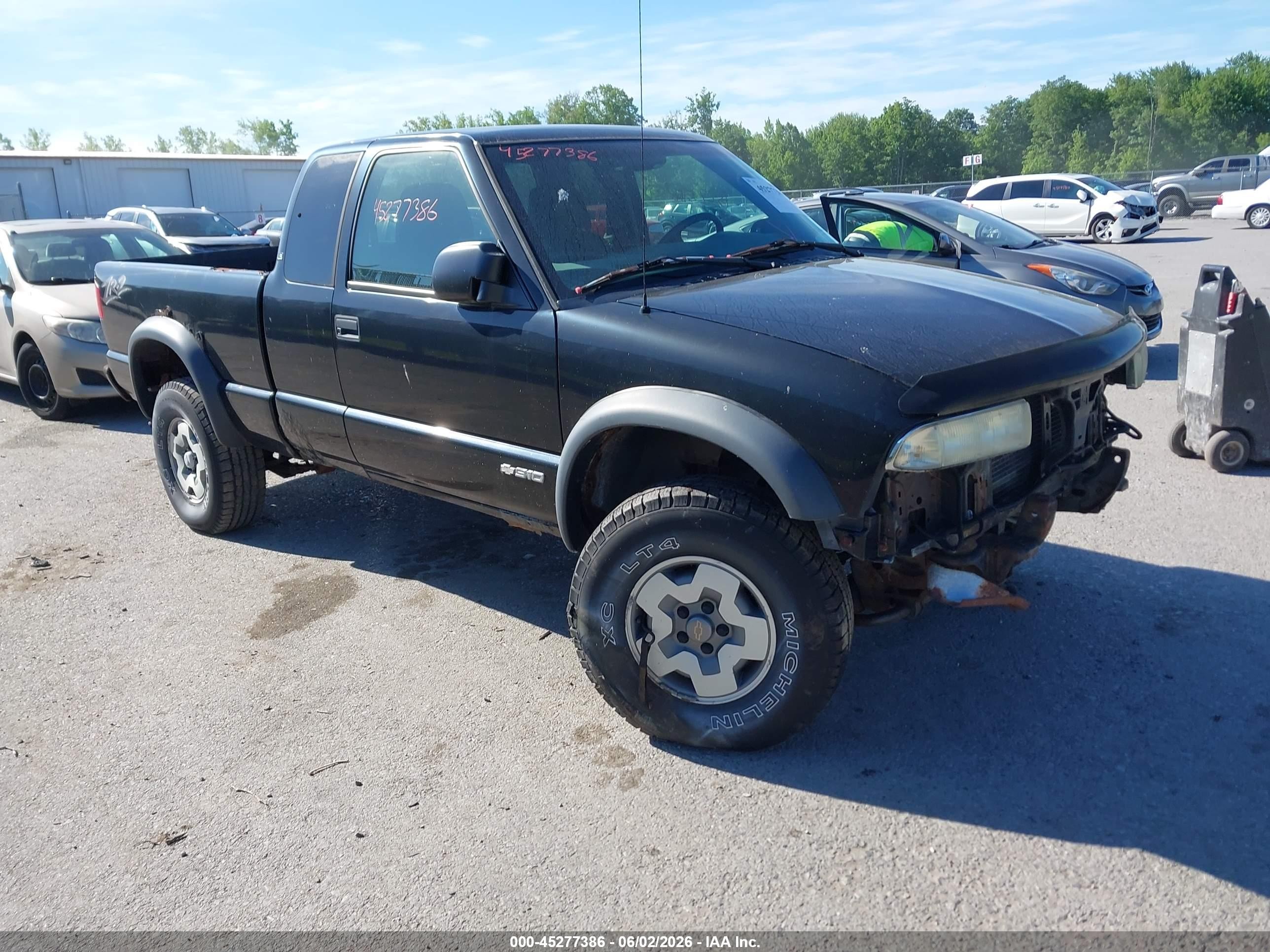 2003 Chevrolet S-10 LS, VIN 1GCCT19XX38219709 — Normal wear