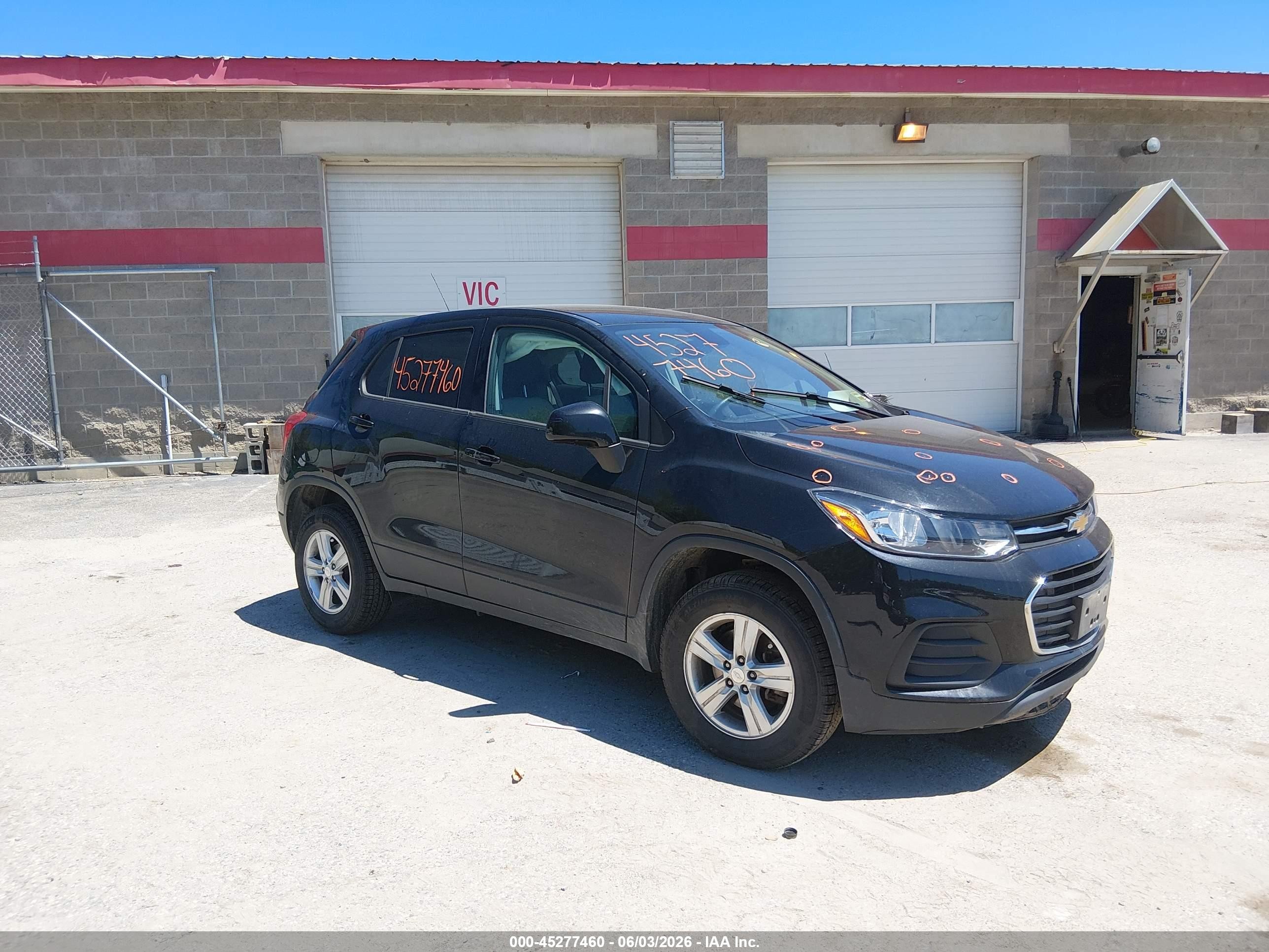 2020 Chevrolet Trax LS, VIN 3GNCJNSB7LL319075 — Перед