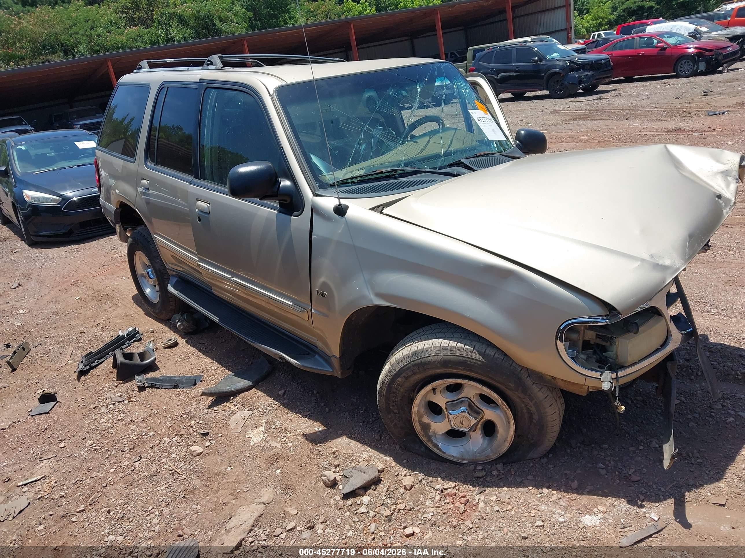 2000 Ford Explorer XLT, VIN 1FMZU63P0YUB59172 — Front end