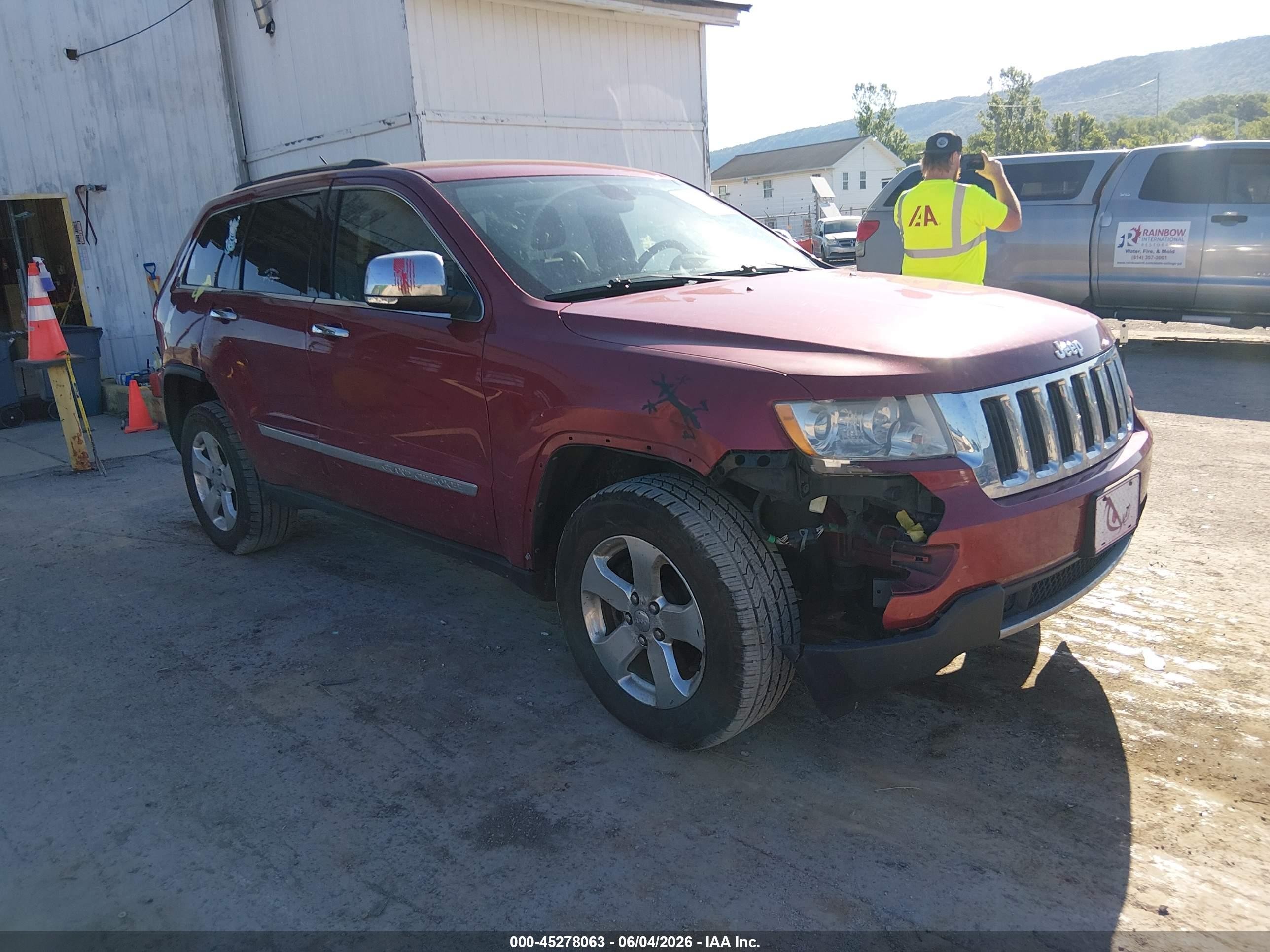 2013 Jeep Grand Cherokee Limited, VIN 1C4RJFBG5DC656233 — Side