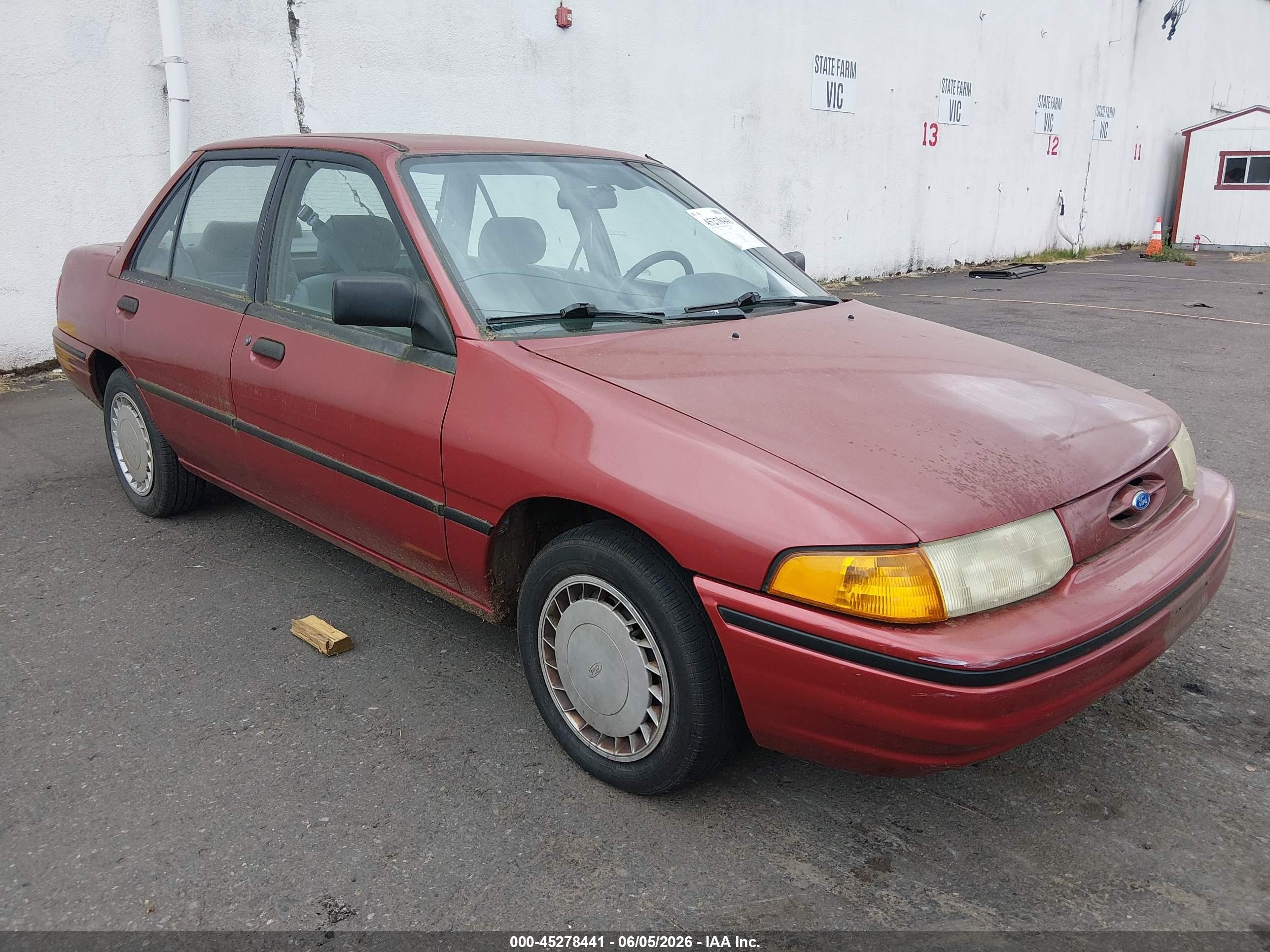 1993 Ford Escort, VIN 3FAPP13J7PR164785 — Front end