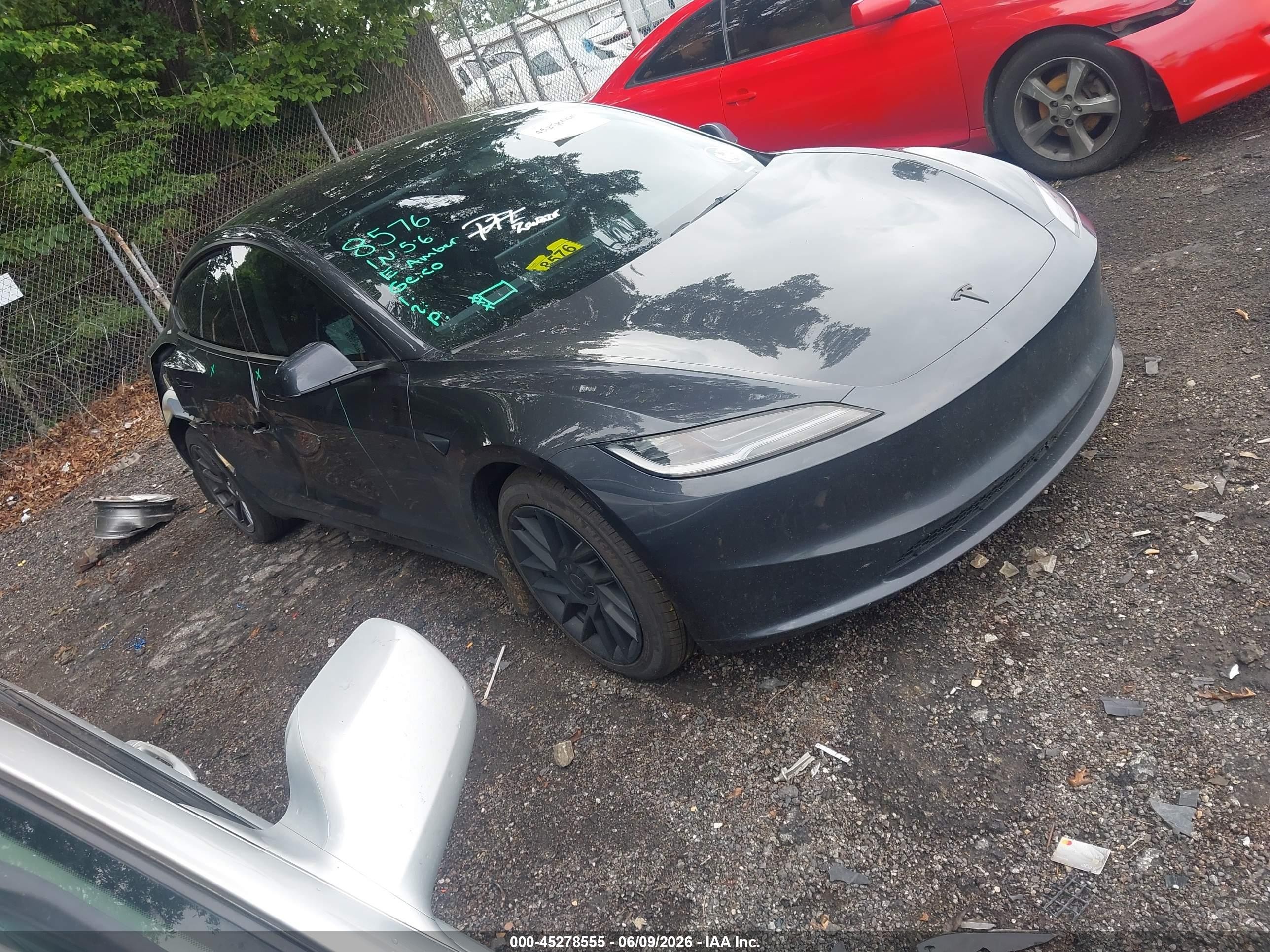 2025 Tesla Model 3 Long Range, VIN 5YJ3E1EA7SF012480 — Бок