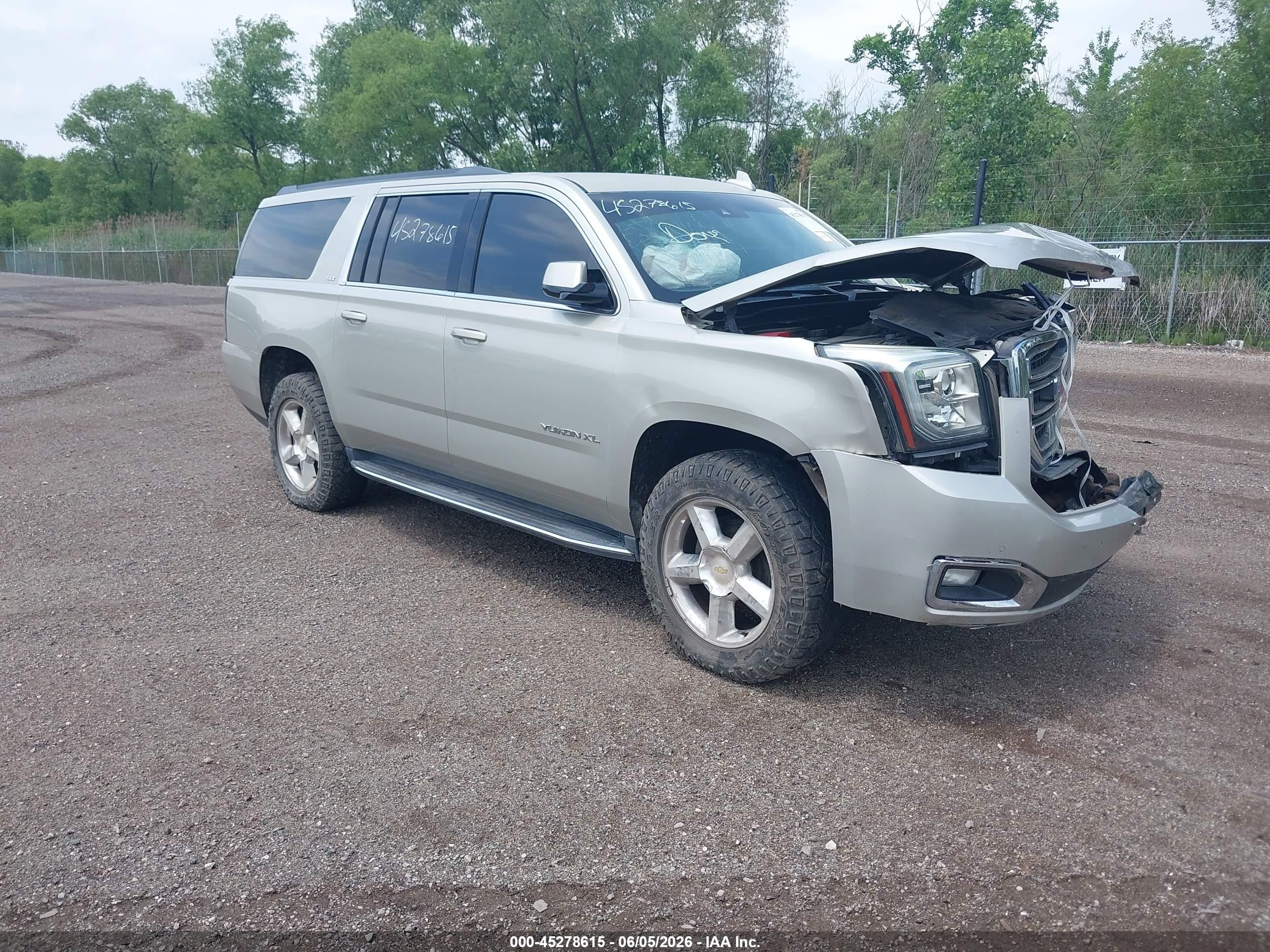 2017 GMC Yukon XL SLT, VIN 1GKS2GKC6HR115149 — Front end