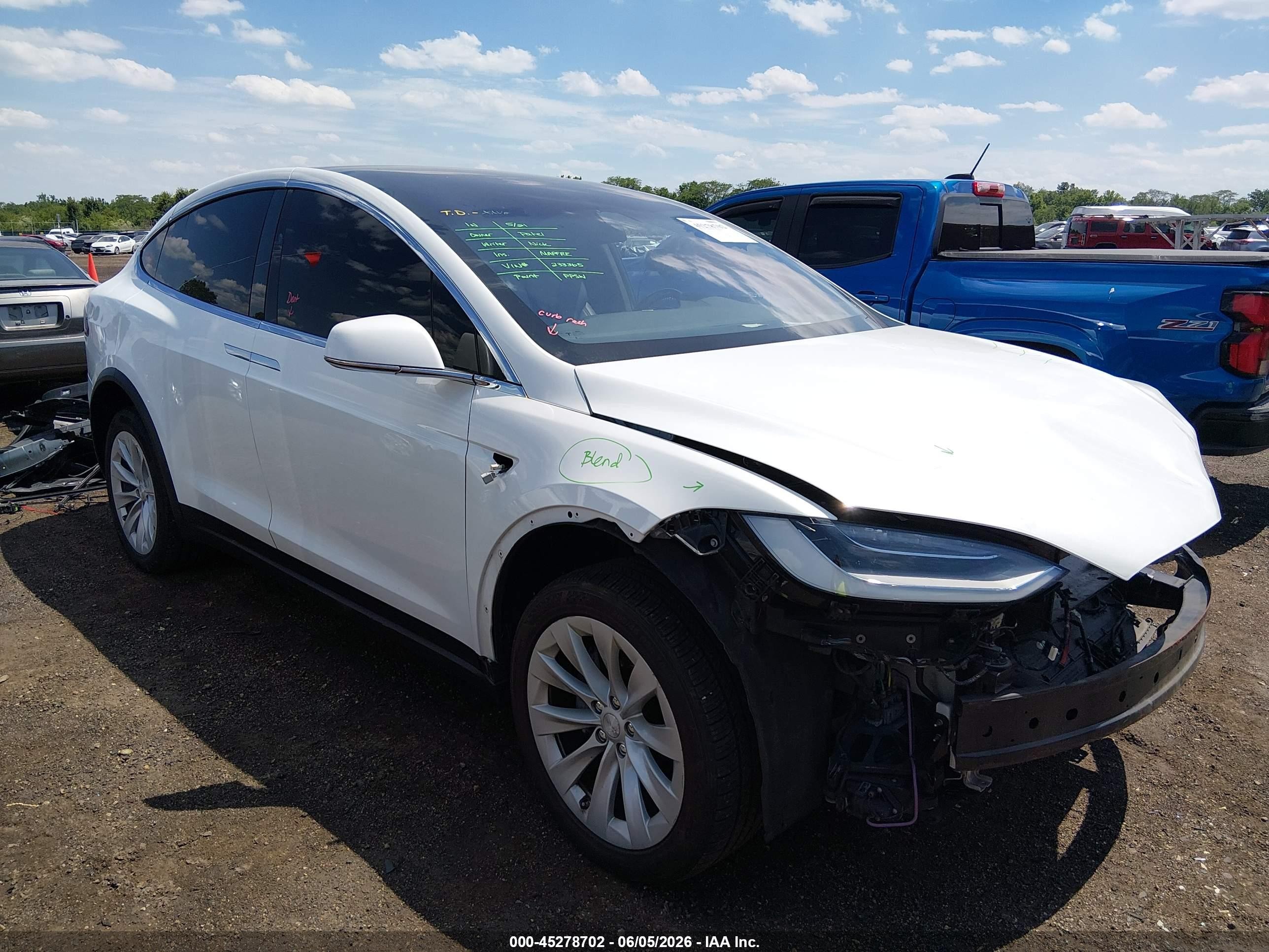 2020 Tesla Model X Long Range, VIN 5YJXCBE26LF233365 — Front end