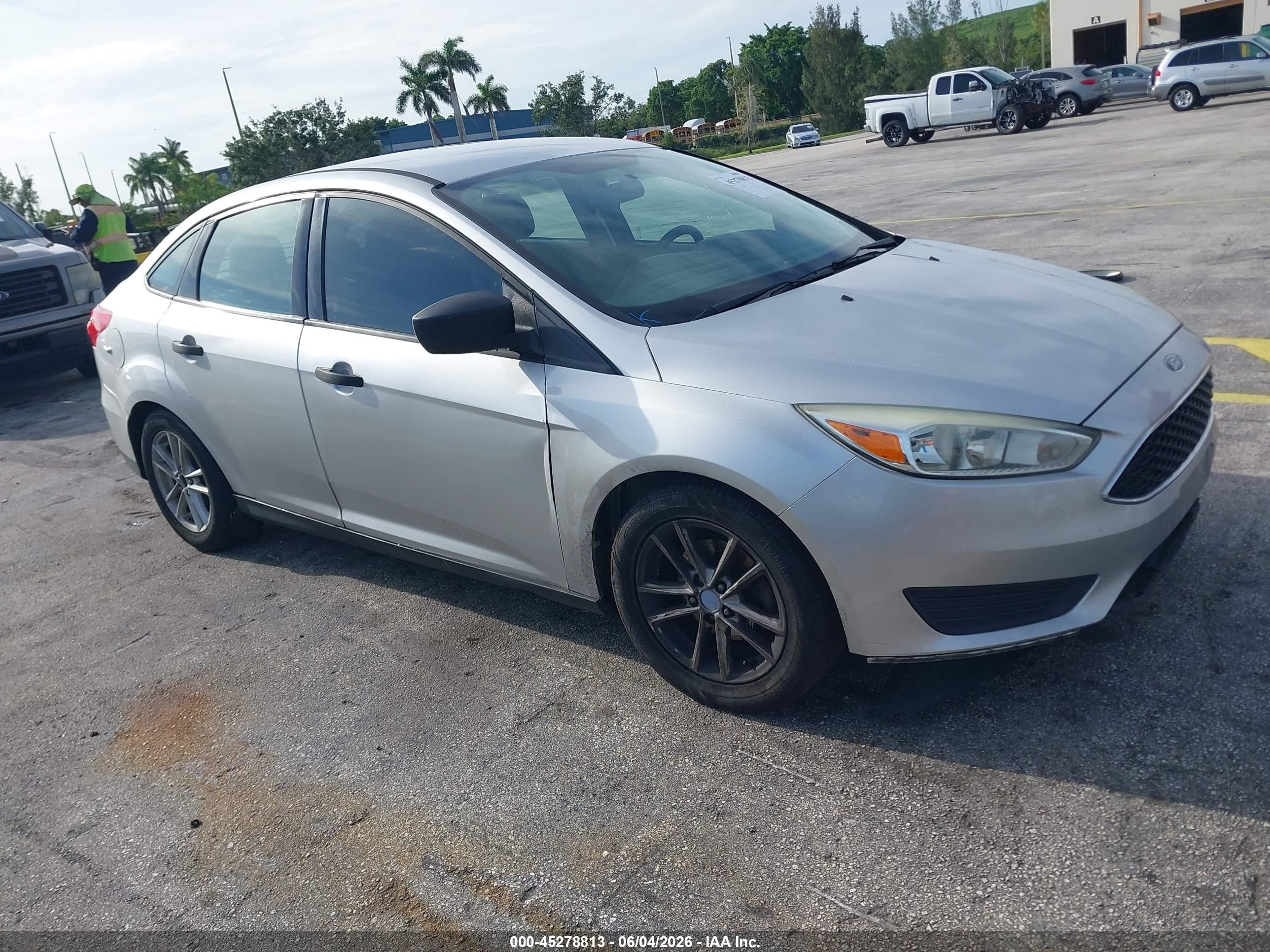 2015 Ford Focus S, VIN 1FADP3E20FL345177 — Front end