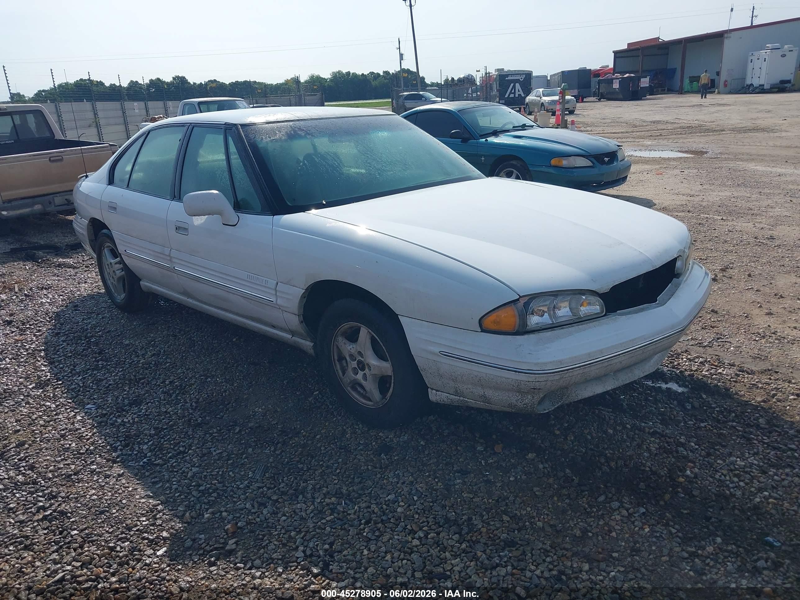 1999 Pontiac Bonneville SE, VIN 1G2HX52K2XH216815 — Normal wear