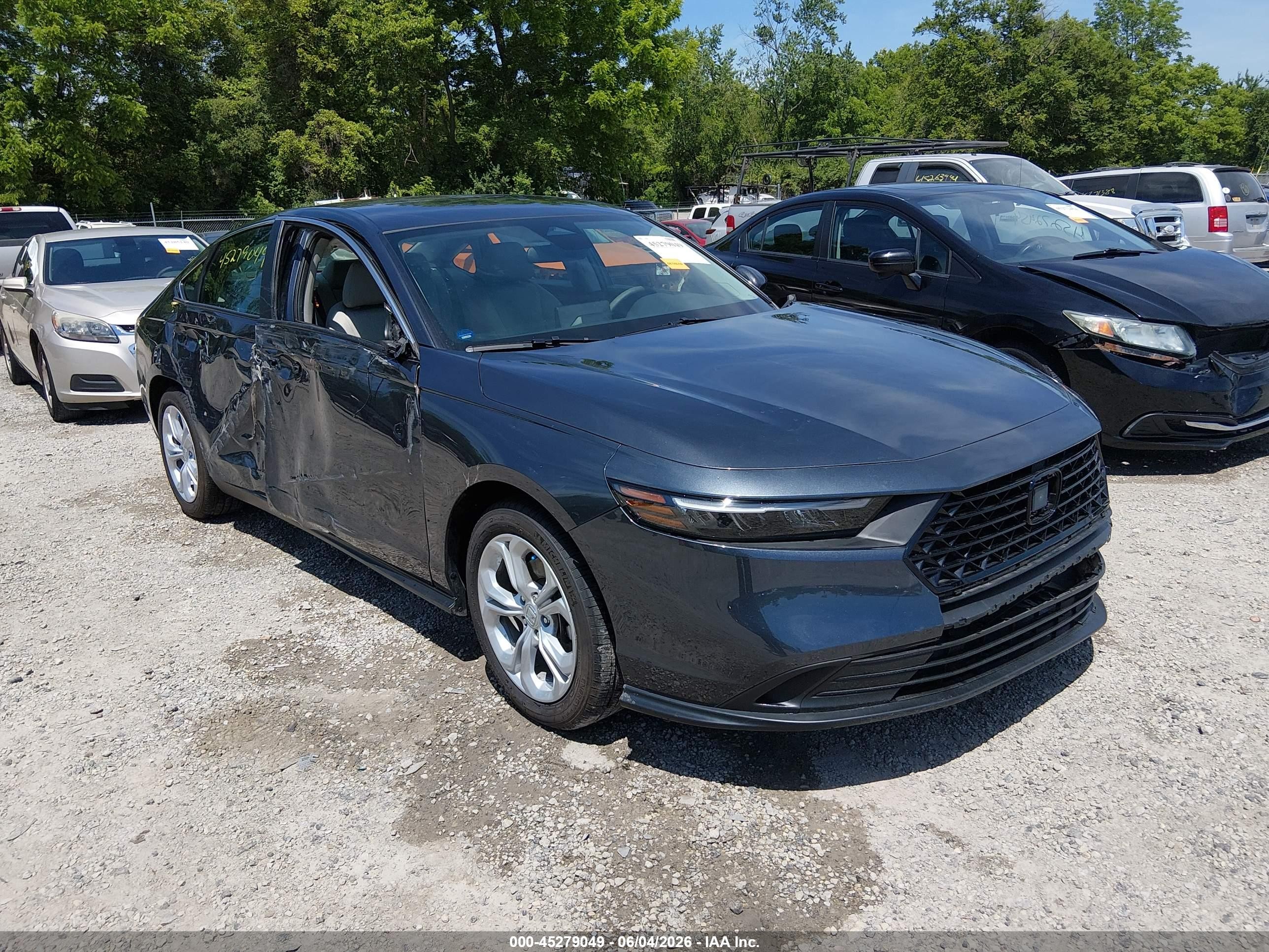 2025 Honda Accord LX, VIN 1HGCY1F29SA061804 — Бок