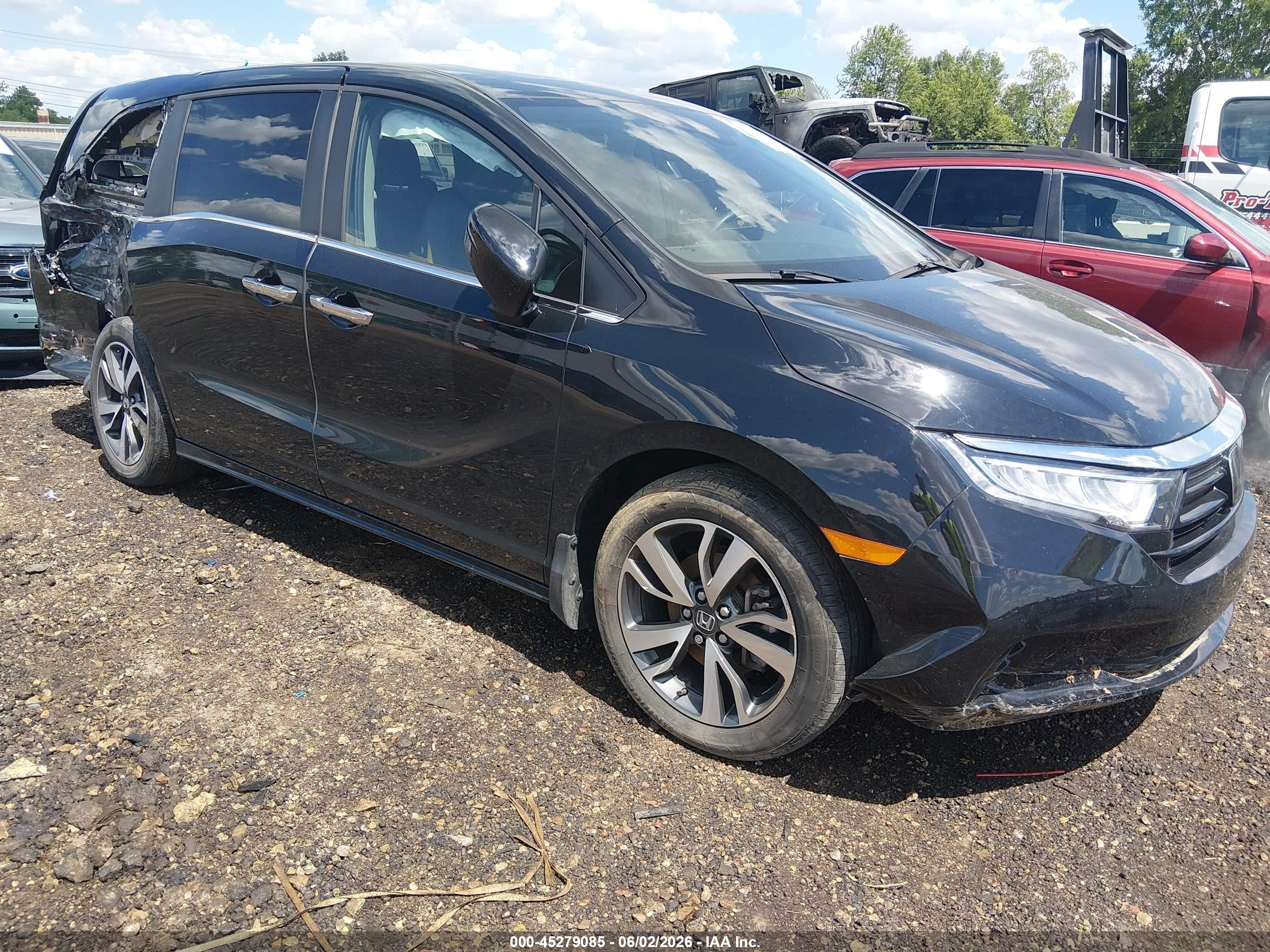 2024 Honda Odyssey Touring, VIN 5FNRL6H84RB034582 — Rear end