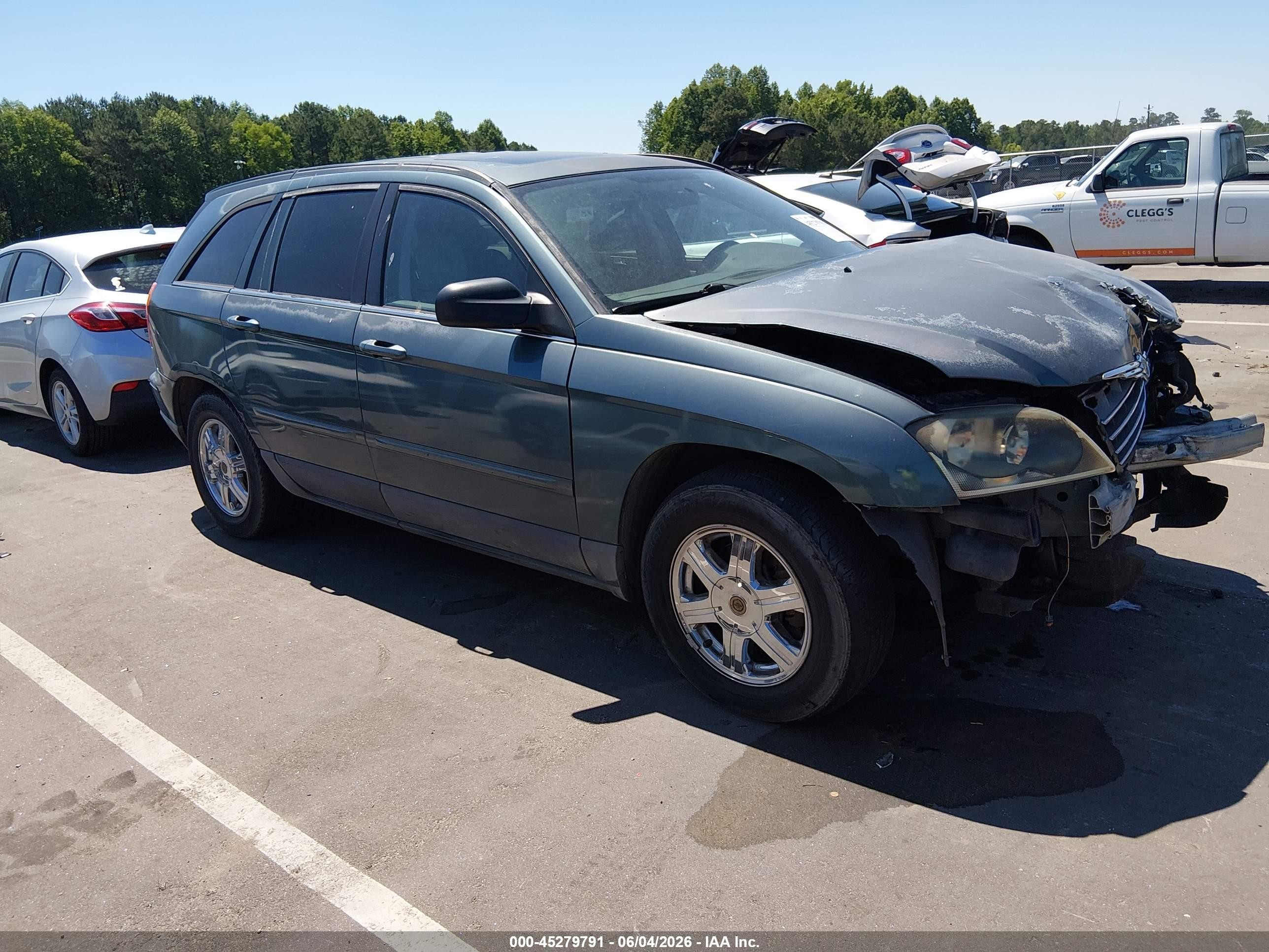 2005 Chrysler Pacifica Touring, VIN 2C4GM68485R274489 — Перед