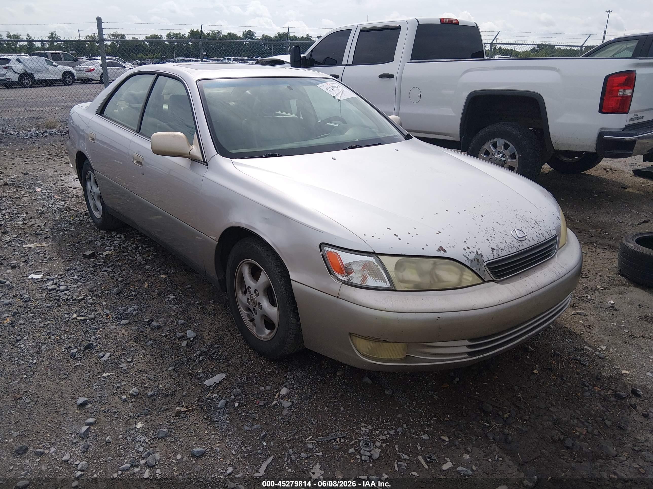 1998 Lexus ES 300, VIN JT8BF28G9W5042925 — Side