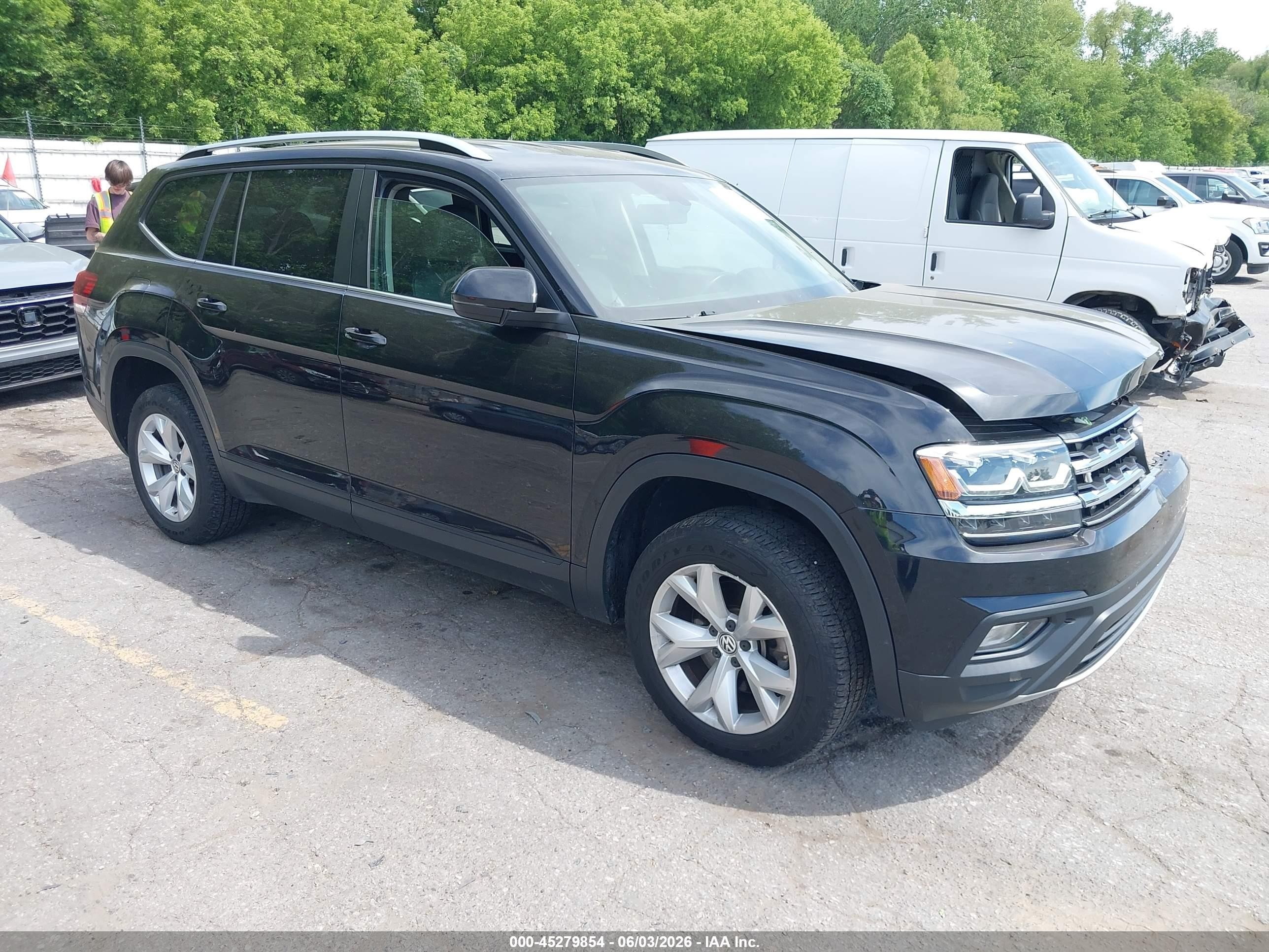 2018 Volkswagen Atlas SE, VIN 1V2KR2CA4JC576669 — Front end