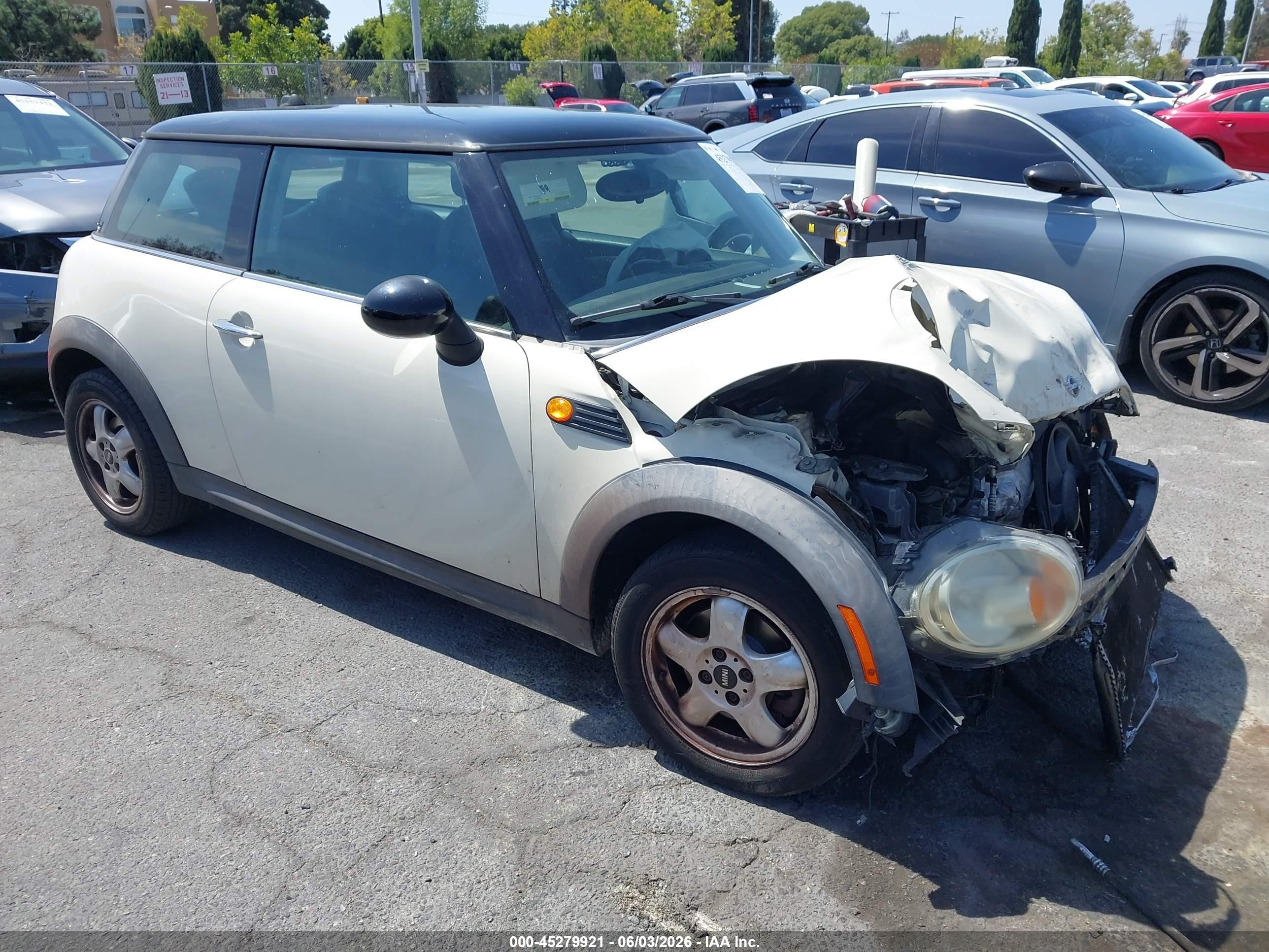 2010 MINI Hardtop, VIN WMWMF3C54ATZ65644 — Front end