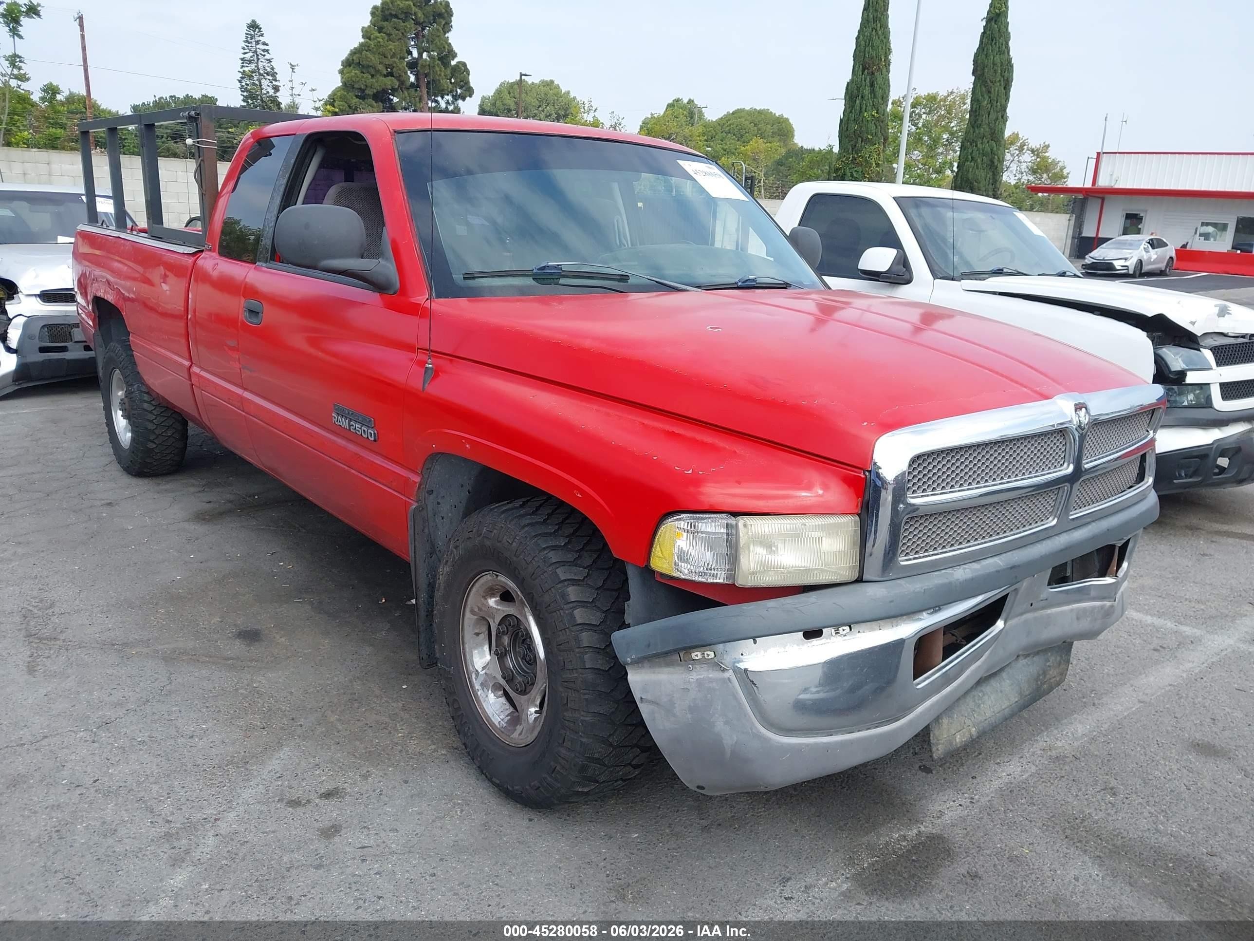 2000 Dodge 2500, VIN 1B7KC23W5YJ129031 — Front end