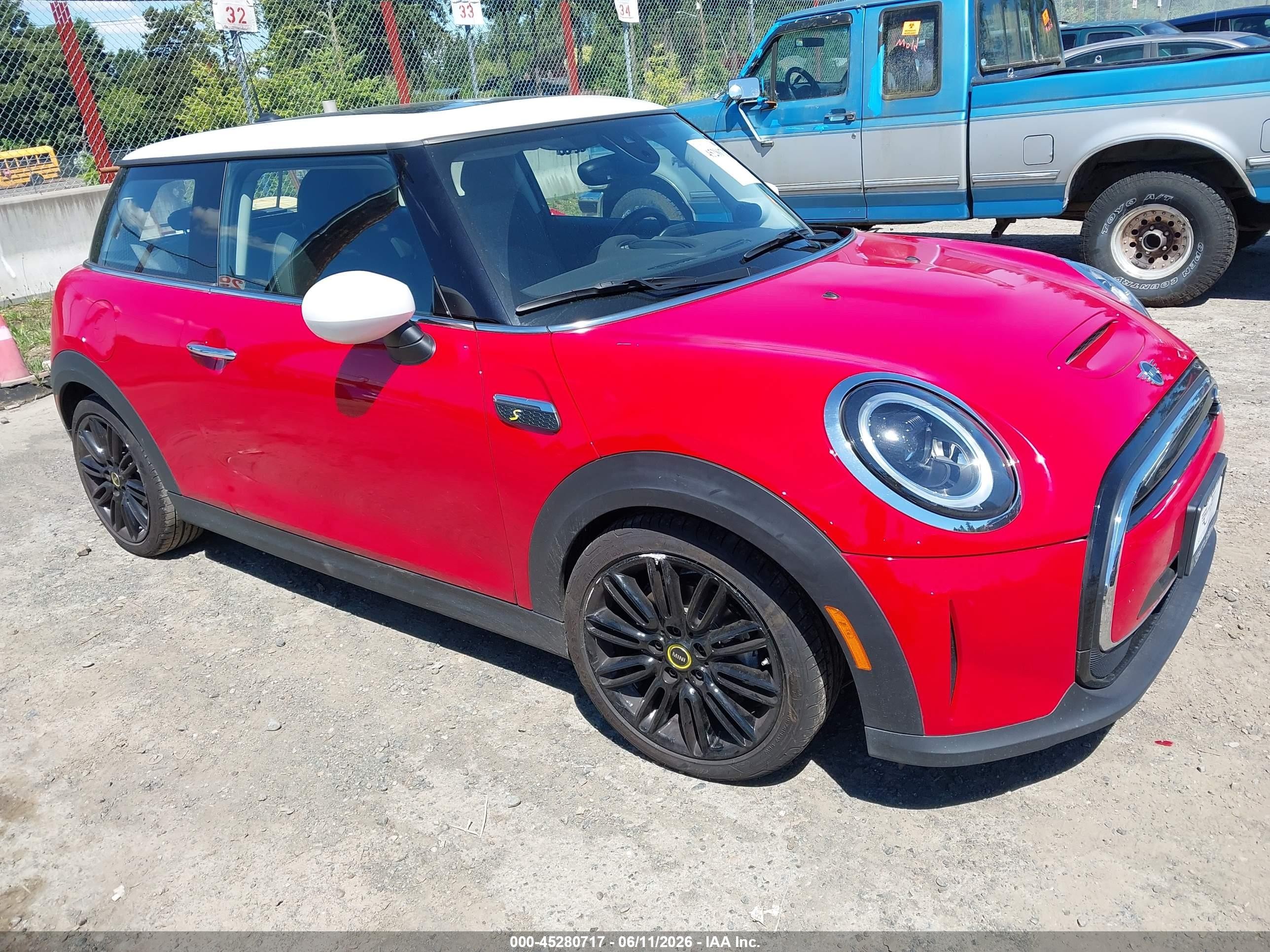 2024 MINI Hardtop Cooper SE, VIN WMW13DJ08R2V87399 — Rear end