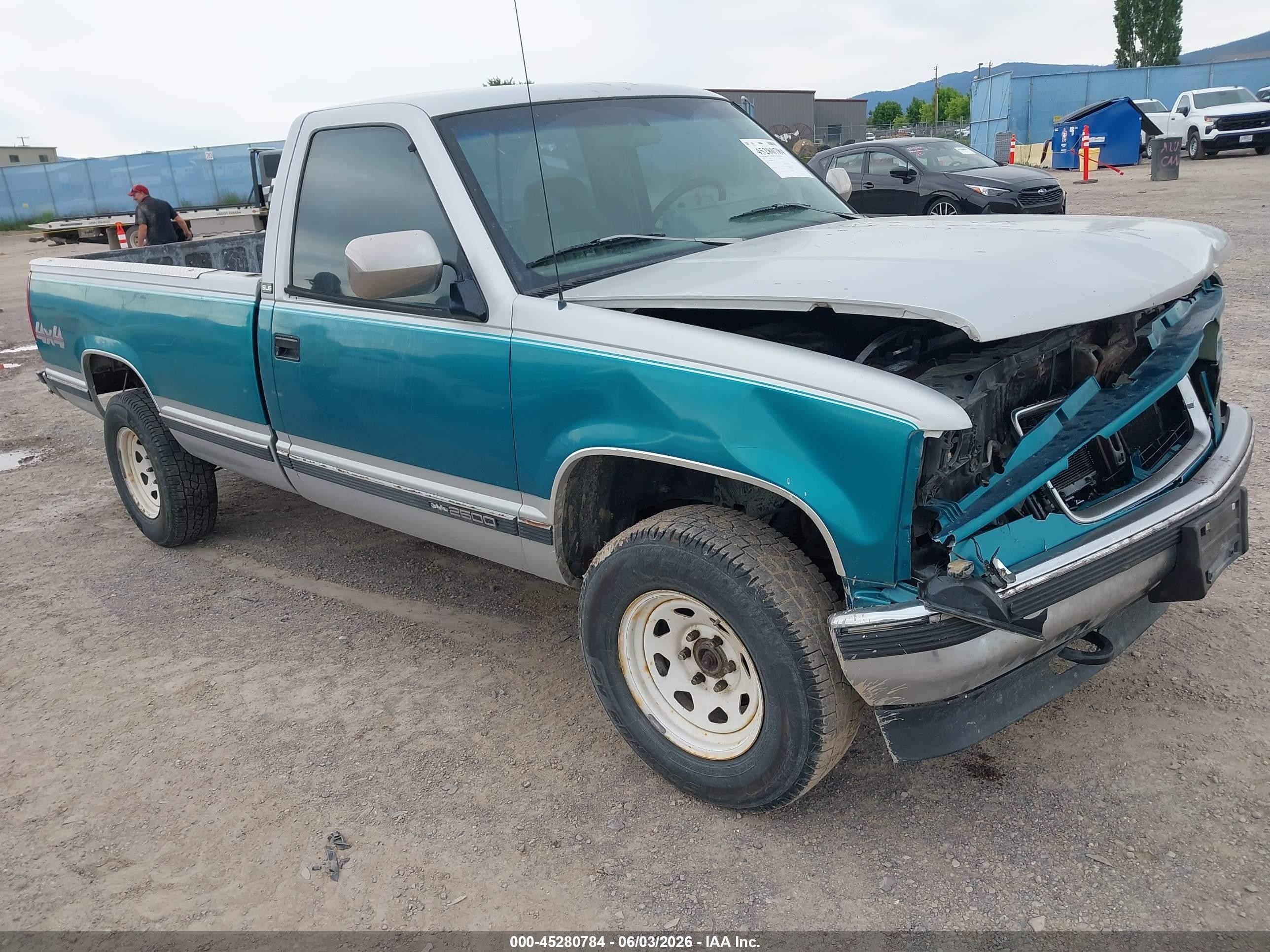 1994 GMC Sierra 2500, VIN 1GTFK24K8RE534634 — Front end