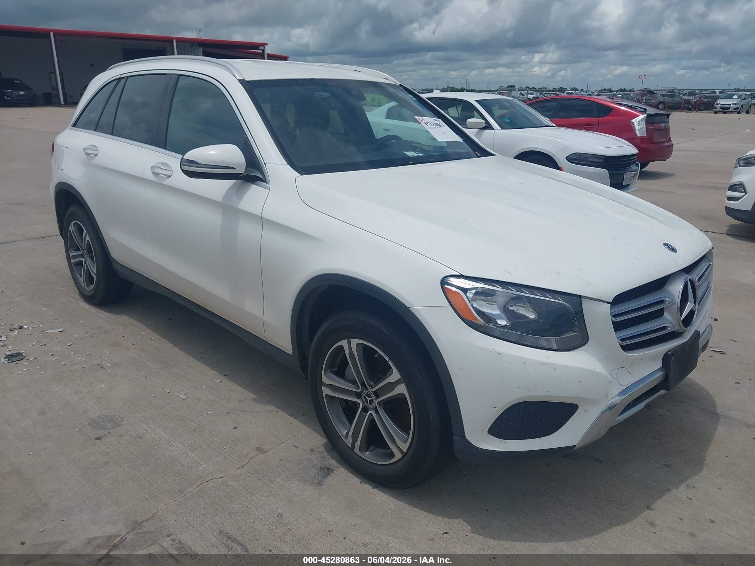 2019 Mercedes-Benz GLC 300, VIN WDC0G4JBXKV141967 — Front end
