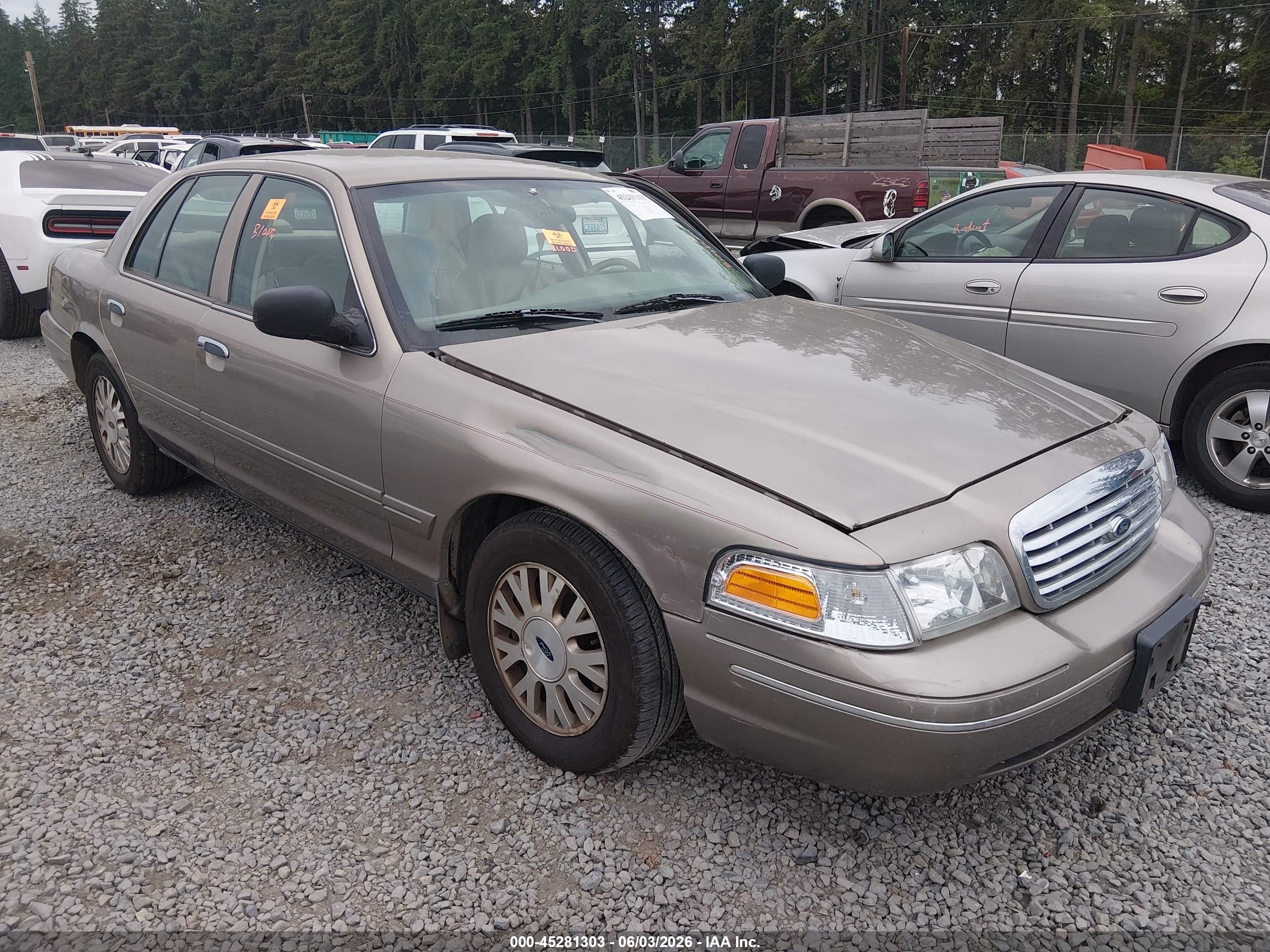 2004 Ford Crown Victoria LX, VIN 2FAFP74W84X157933 — Side