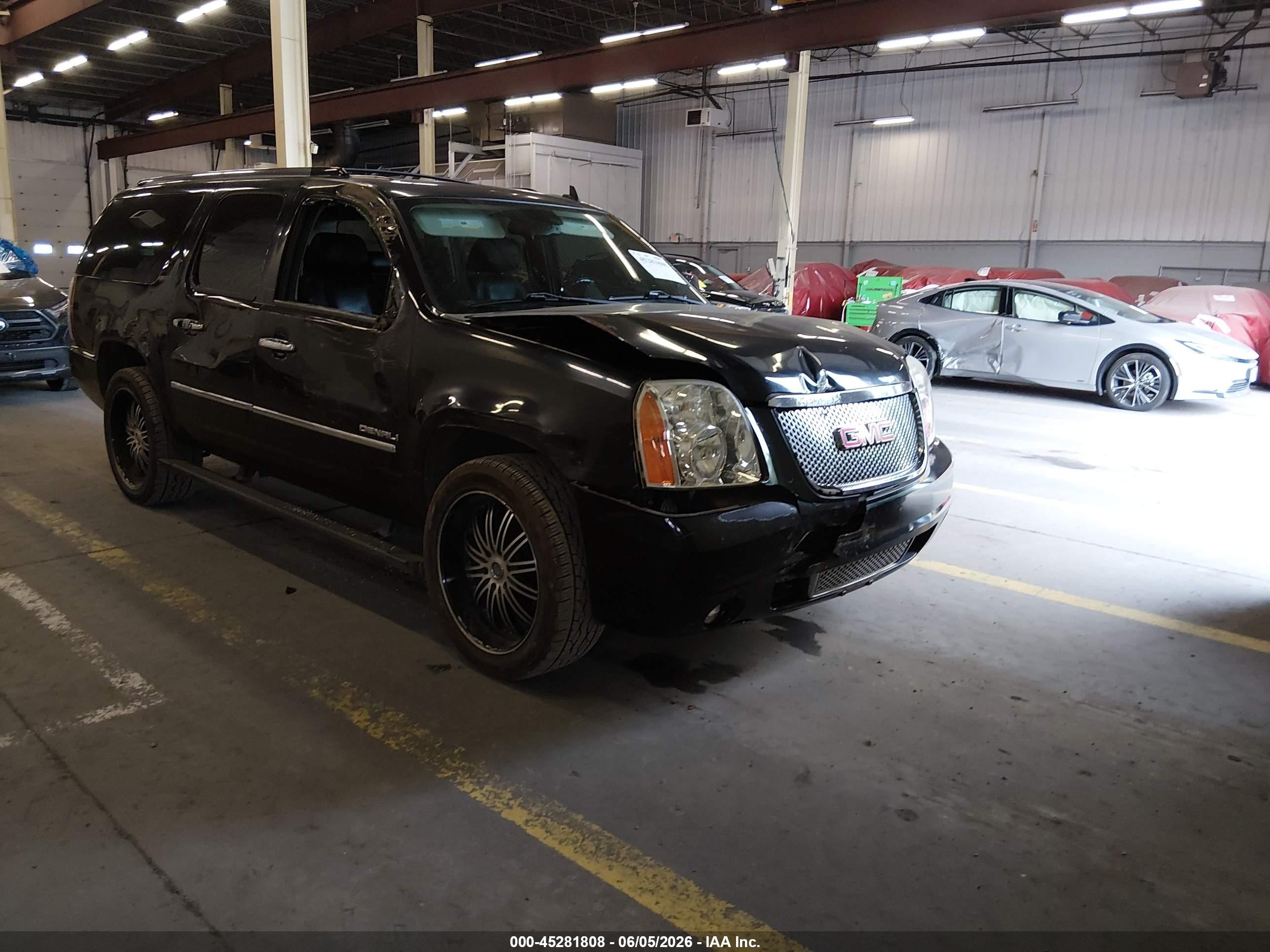 2010 GMC Yukon XL Denali, VIN 1GKUKMEF2AR275063 — Side