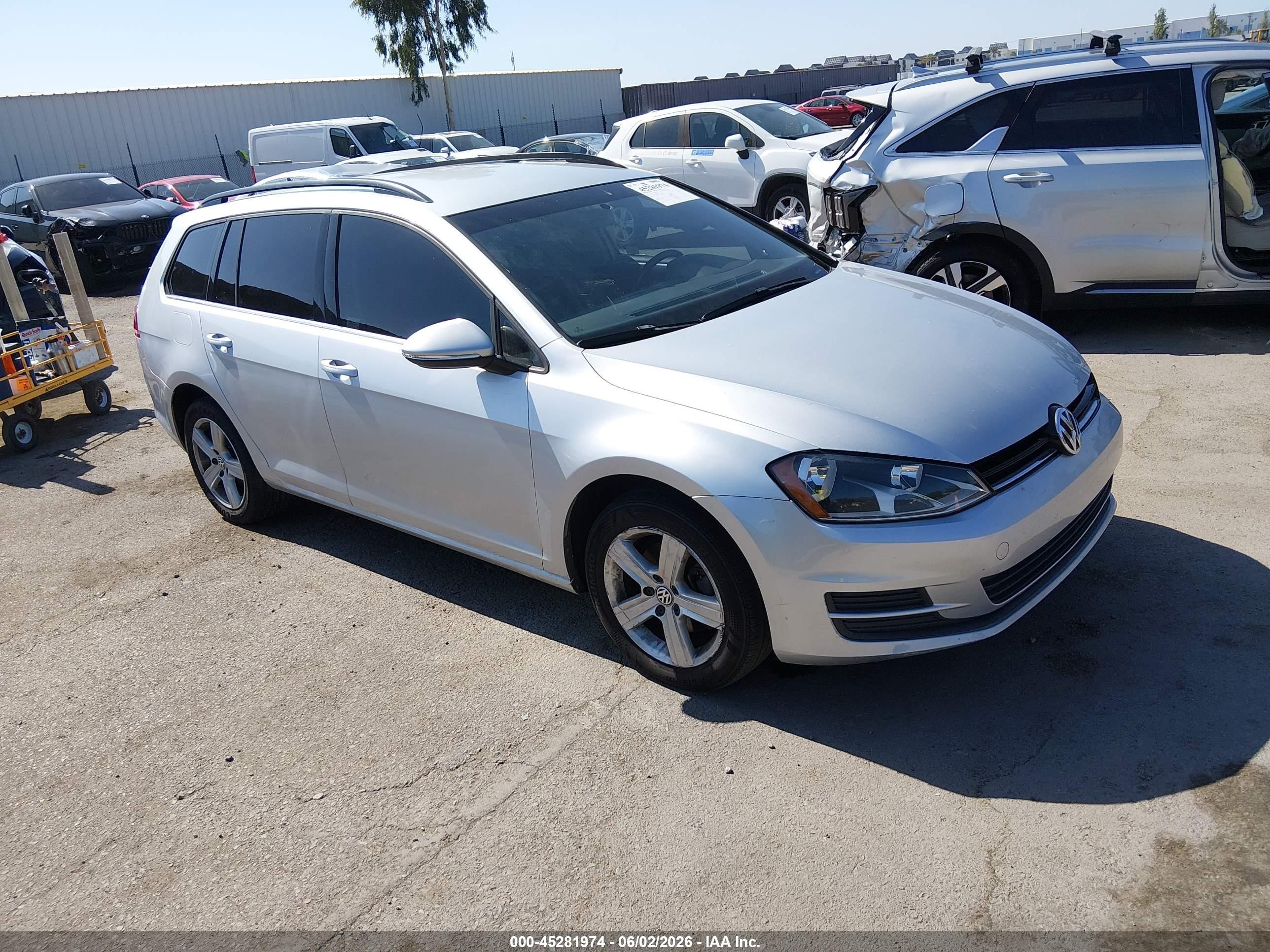 2015 Volkswagen Golf S, VIN 3VWCA7AU3FM511130 — Side